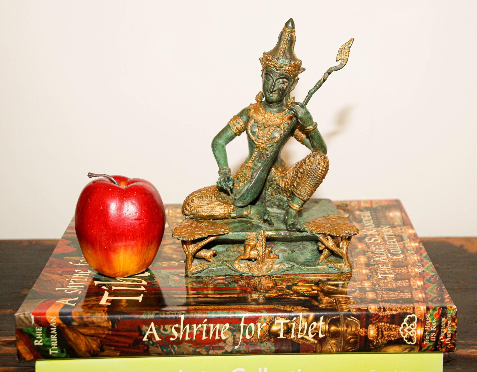 Asiatische vergoldete Vintage-Bronze-Skulptur eines thailändischen Gottheiten Prinzen, der Musik spielt, 1950er Jahre im Angebot 4