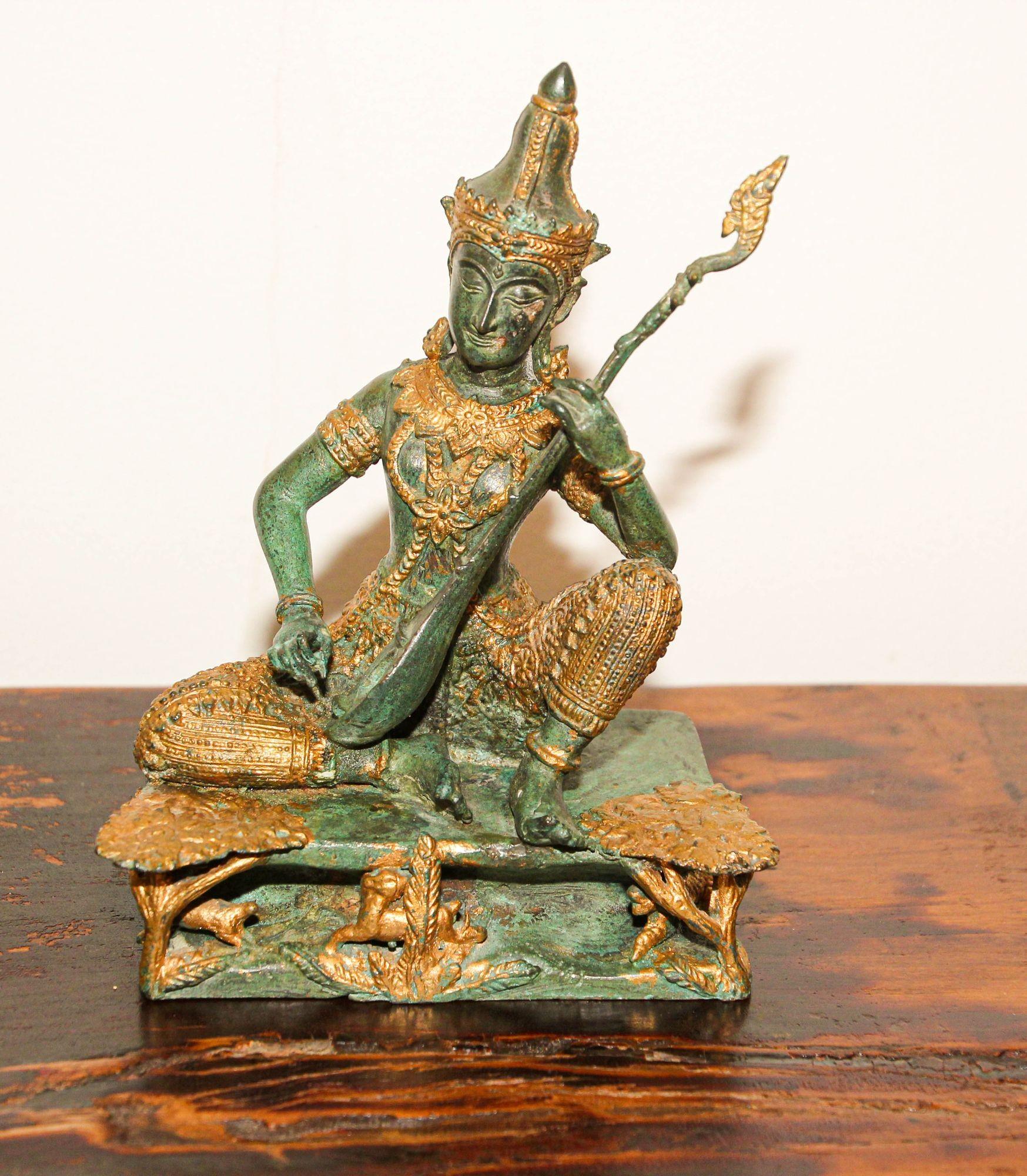 Asiatische vergoldete Vintage-Bronze-Skulptur eines thailändischen Gottheiten Prinzen, der Musik spielt, 1950er Jahre im Angebot 5