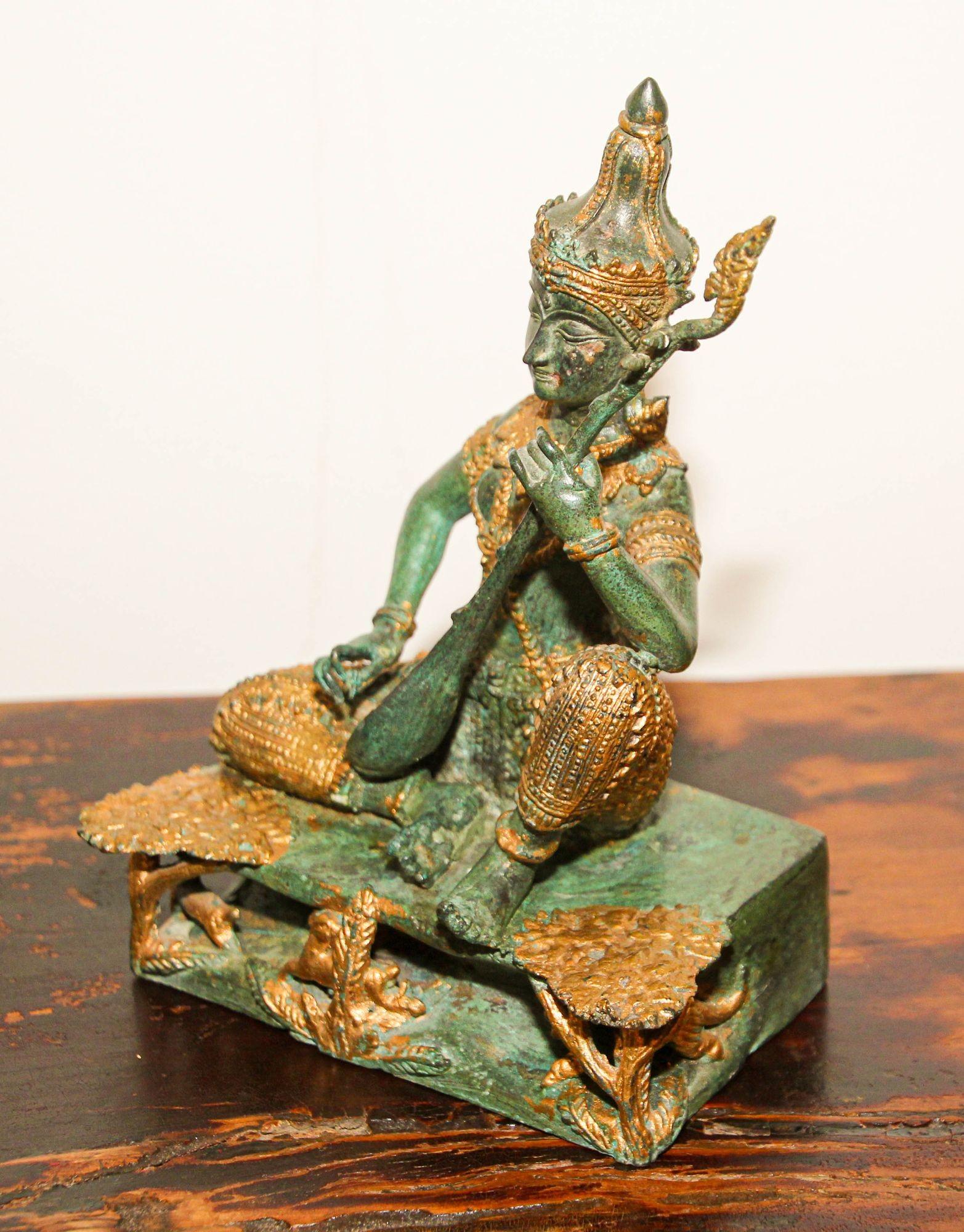 Asiatische vergoldete Vintage-Bronze-Skulptur eines thailändischen Gottheiten Prinzen, der Musik spielt, 1950er Jahre im Angebot 6