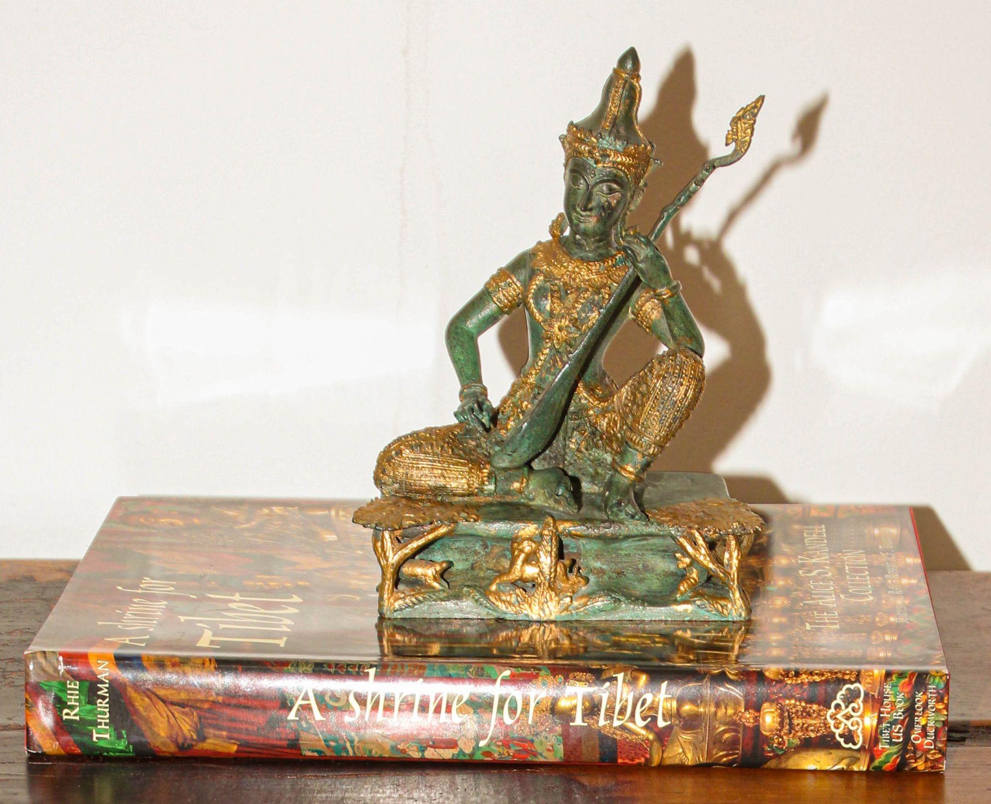 Asiatische vergoldete Vintage-Bronze-Skulptur eines thailändischen Gottheiten Prinzen, der Musik spielt, 1950er Jahre im Angebot 7
