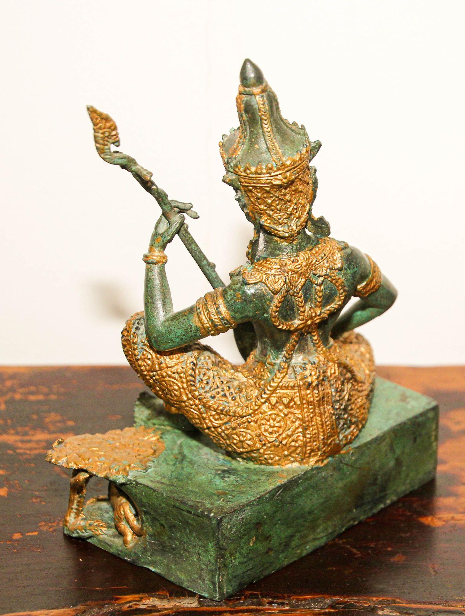 Asiatische vergoldete Vintage-Bronze-Skulptur eines thailändischen Gottheiten Prinzen, der Musik spielt, 1950er Jahre im Angebot 8
