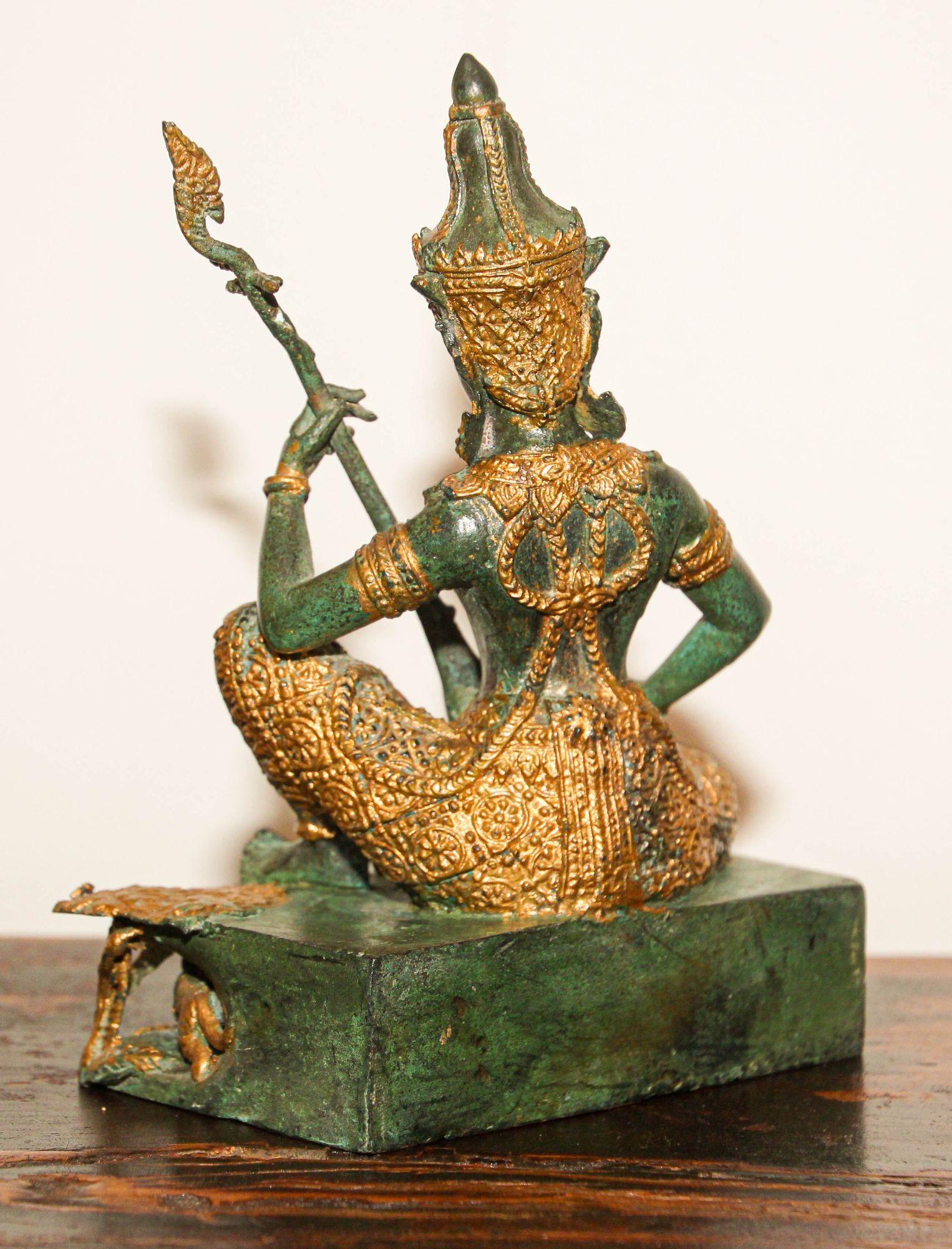 Asiatische vergoldete Vintage-Bronze-Skulptur eines thailändischen Gottheiten Prinzen, der Musik spielt, 1950er Jahre im Angebot 9