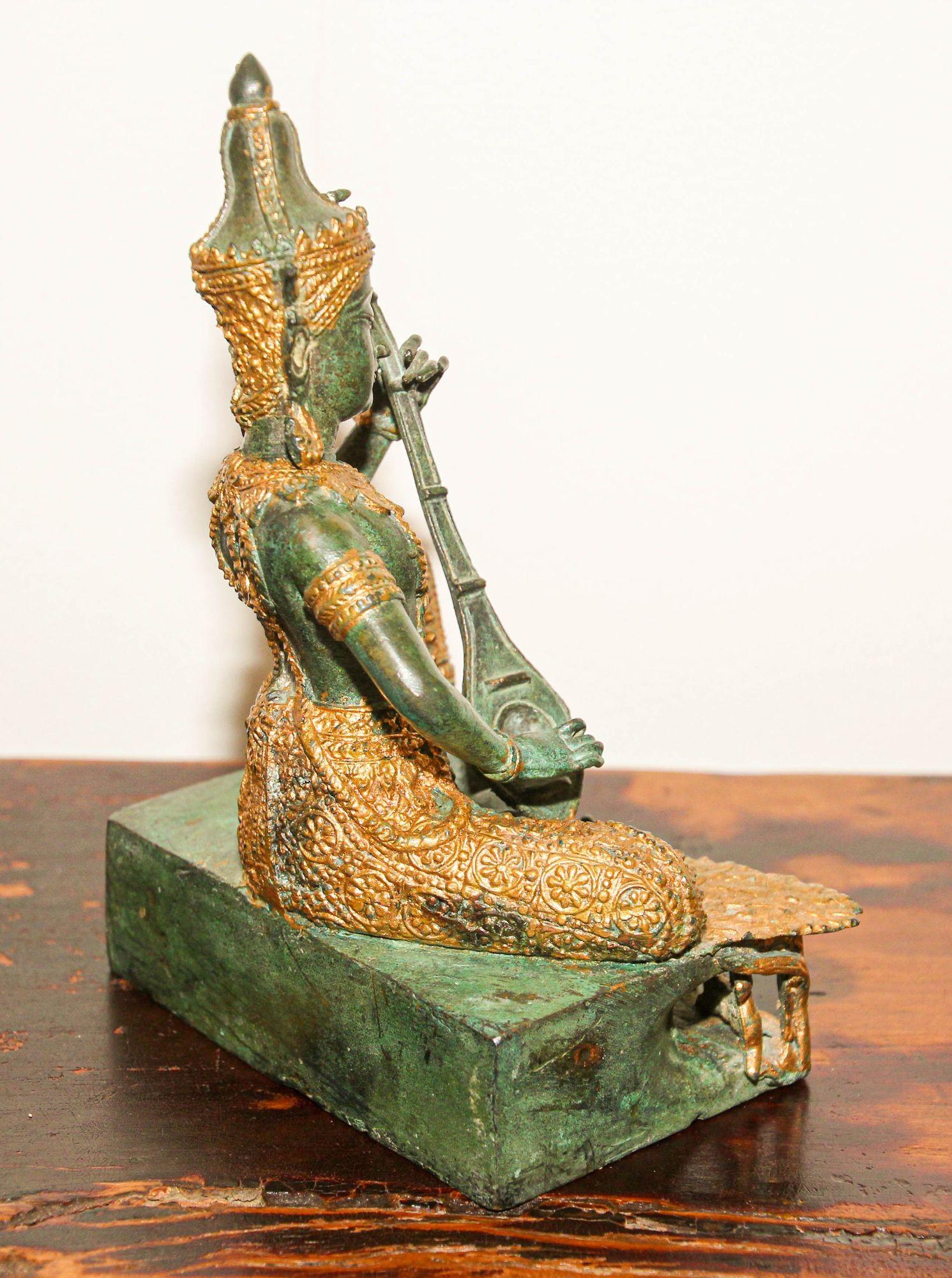 Asiatische vergoldete Vintage-Bronze-Skulptur eines thailändischen Gottheiten Prinzen, der Musik spielt, 1950er Jahre im Angebot 10