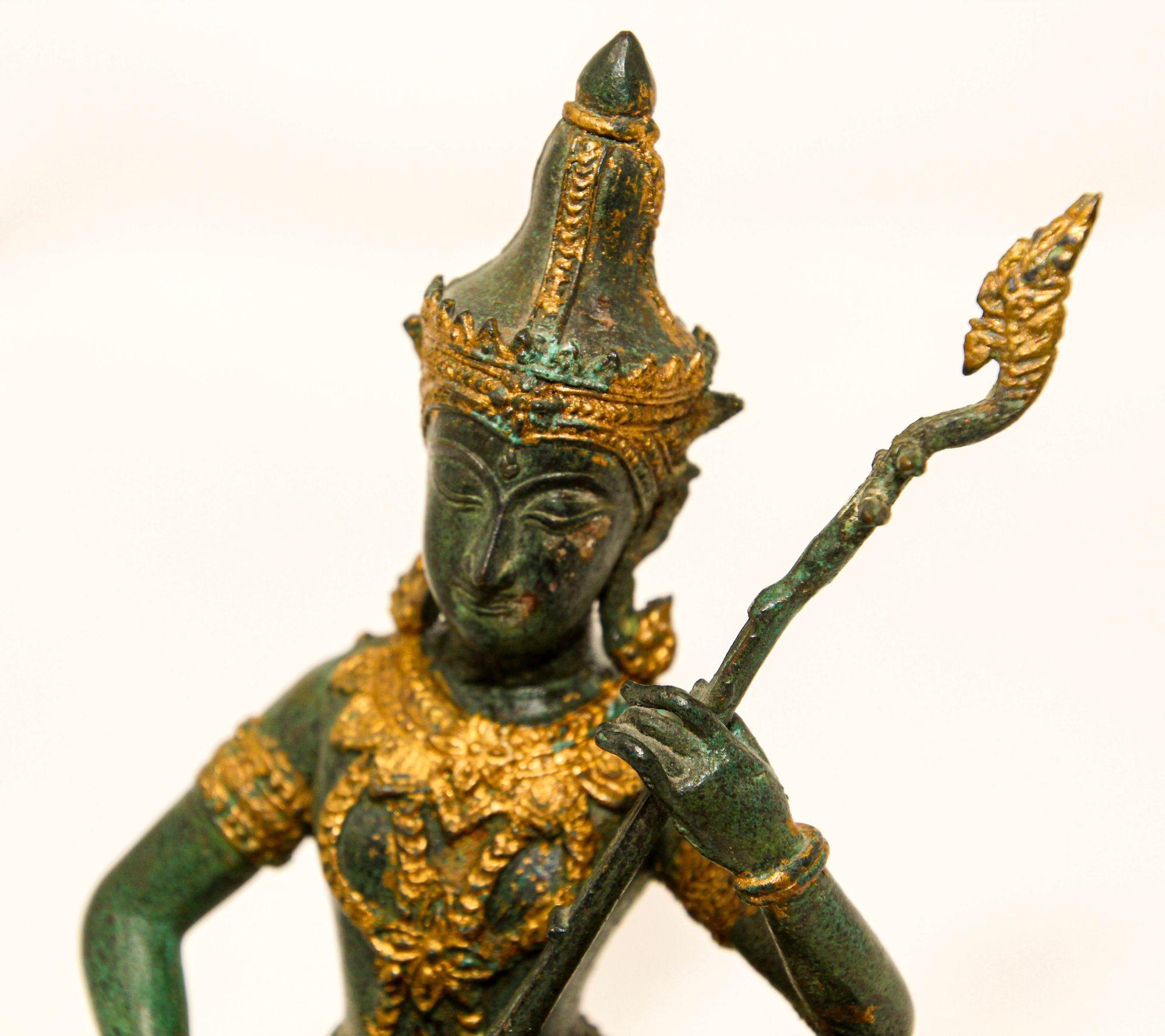 Vintage Vergoldete Bronze asiatische Skulptur einer thailändischen Gottheit Prinz Spielende Musik 1950er Jahre.
Vergoldete Bronzeguss-Skulptur einer religiösen thailändischen Gottheit, die mit erhobenem Knie sitzt und ein Musikinstrument