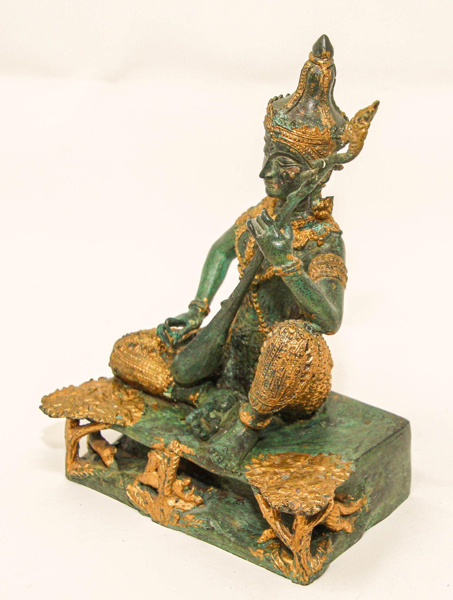 Asiatische vergoldete Vintage-Bronze-Skulptur eines thailändischen Gottheiten Prinzen, der Musik spielt, 1950er Jahre (Thailändisch) im Angebot