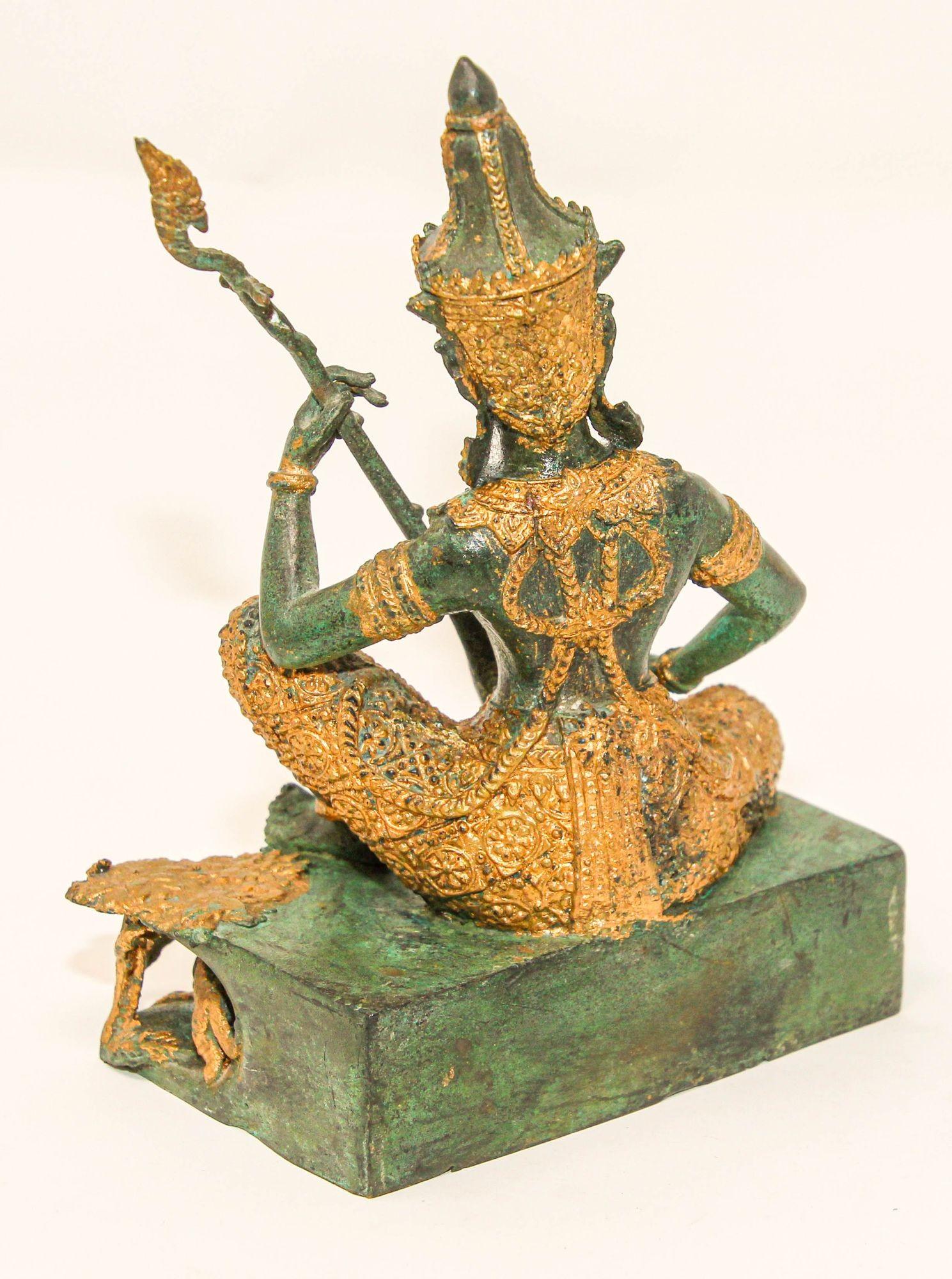 Asiatische vergoldete Vintage-Bronze-Skulptur eines thailändischen Gottheiten Prinzen, der Musik spielt, 1950er Jahre (Gegossen) im Angebot
