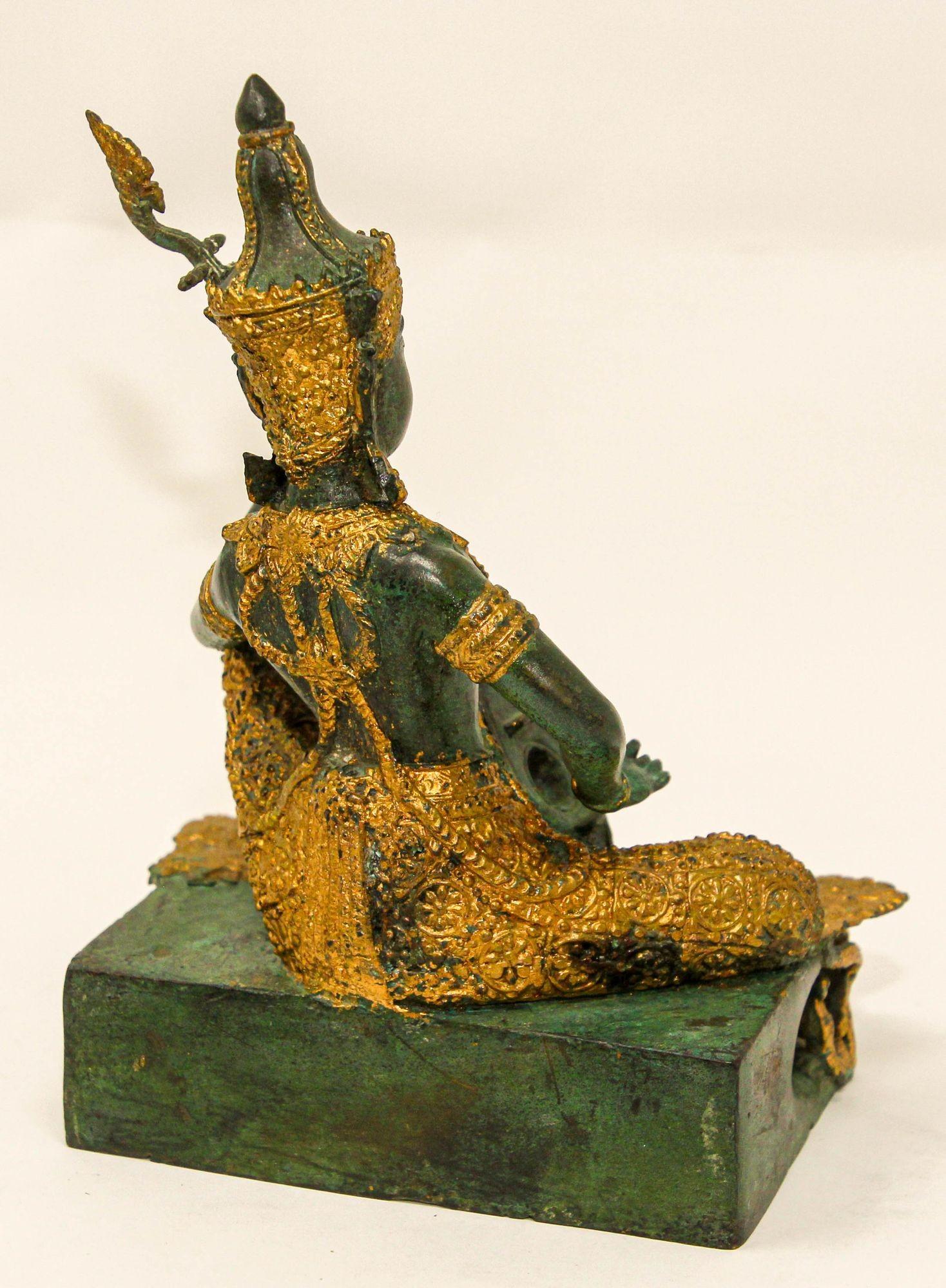 Asiatische vergoldete Vintage-Bronze-Skulptur eines thailändischen Gottheiten Prinzen, der Musik spielt, 1950er Jahre im Zustand „Gut“ im Angebot in North Hollywood, CA