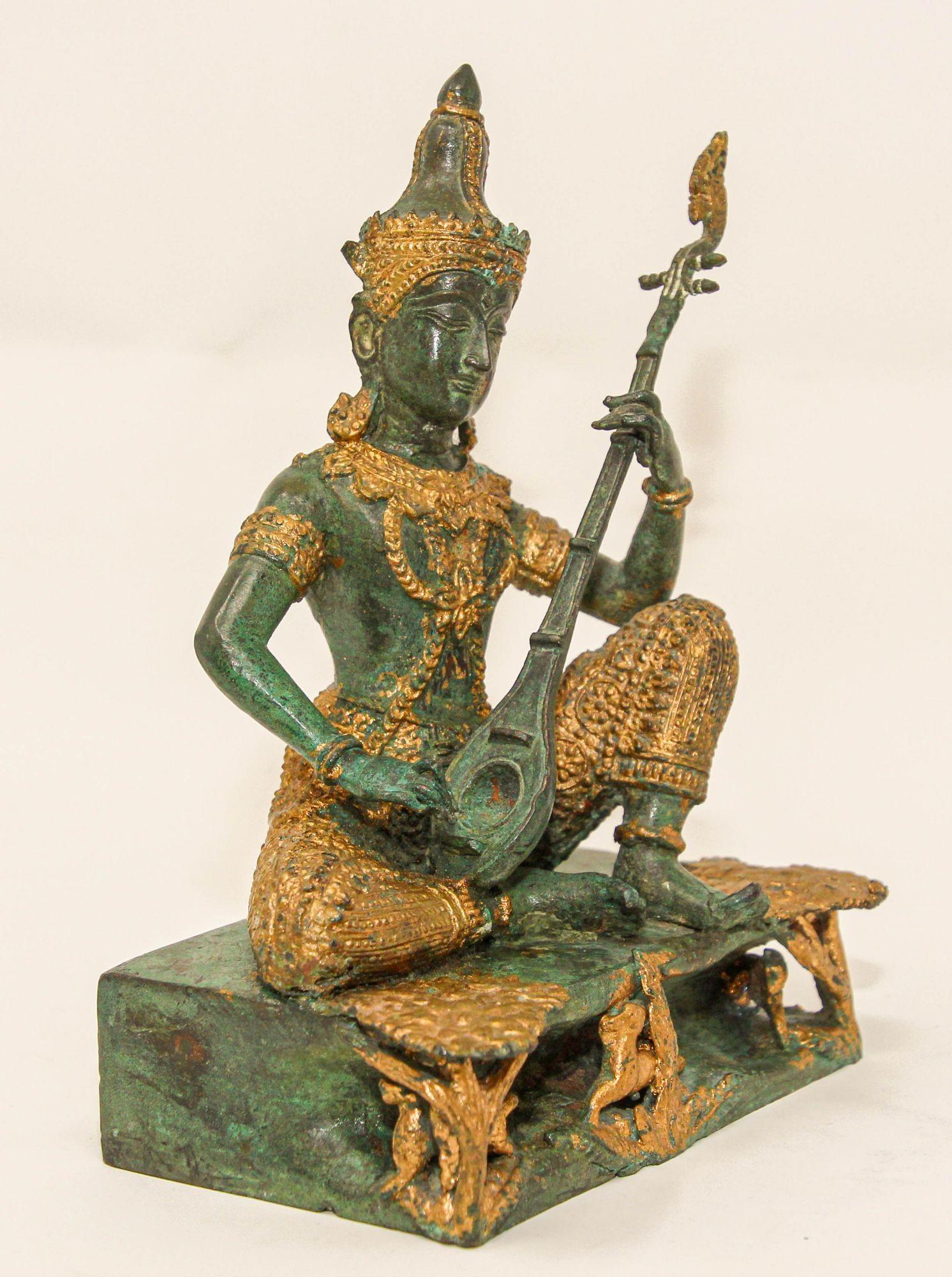 Asiatische vergoldete Vintage-Bronze-Skulptur eines thailändischen Gottheiten Prinzen, der Musik spielt, 1950er Jahre (20. Jahrhundert) im Angebot