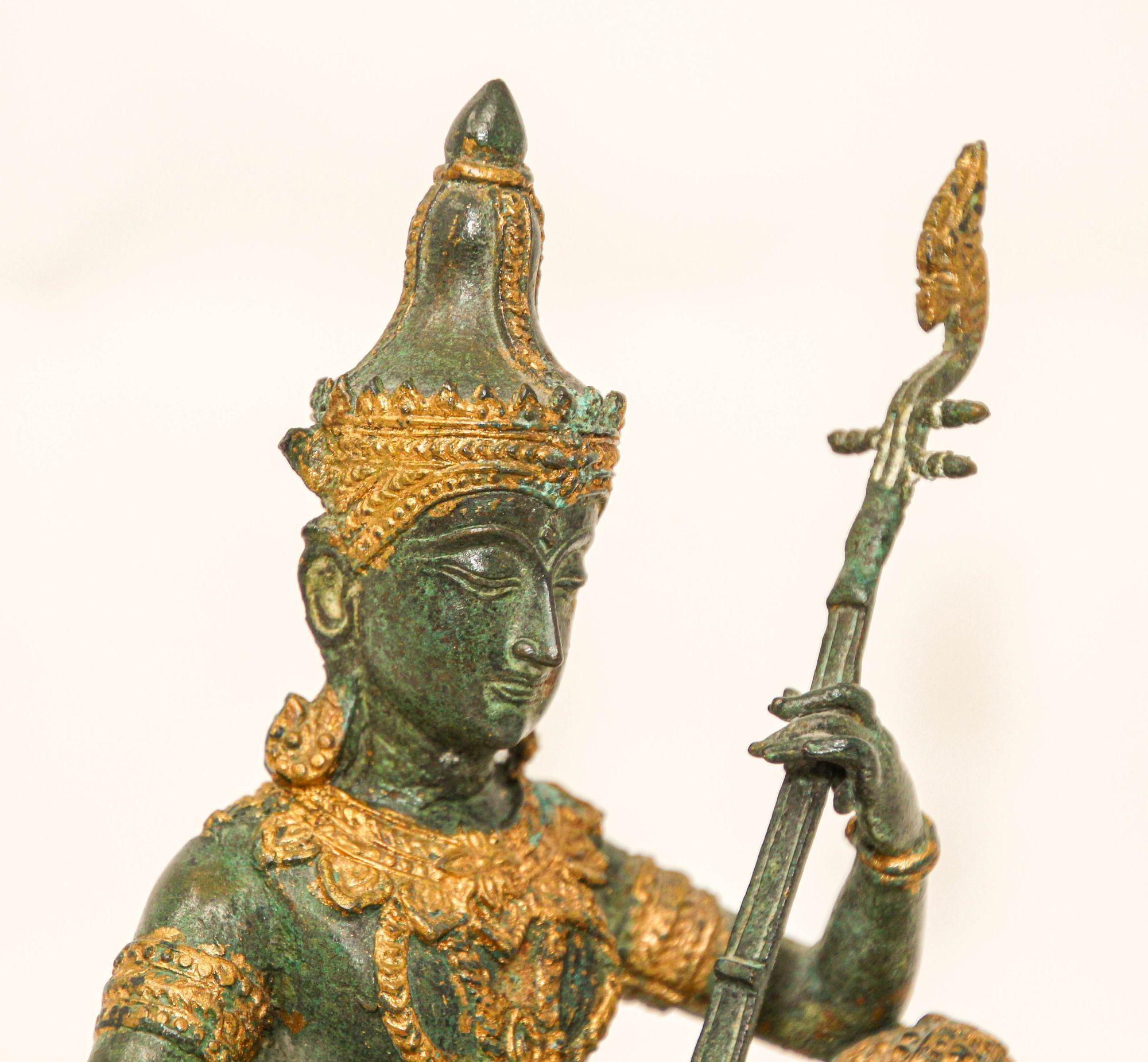 Asiatische vergoldete Vintage-Bronze-Skulptur eines thailändischen Gottheiten Prinzen, der Musik spielt, 1950er Jahre im Angebot 1