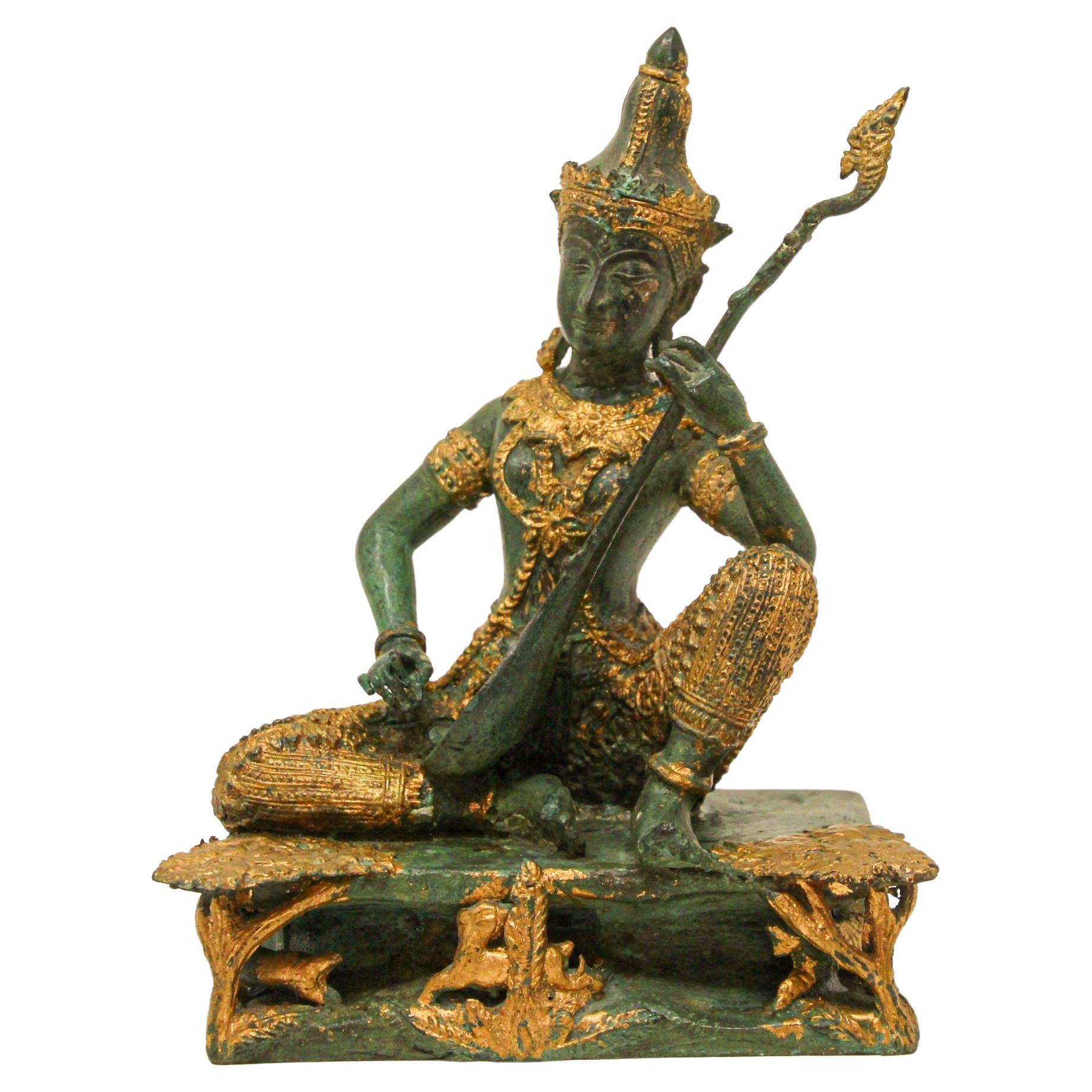 Escultura asiática vintage de bronce dorado de una deidad tailandesa Príncipe tocando música Años 50