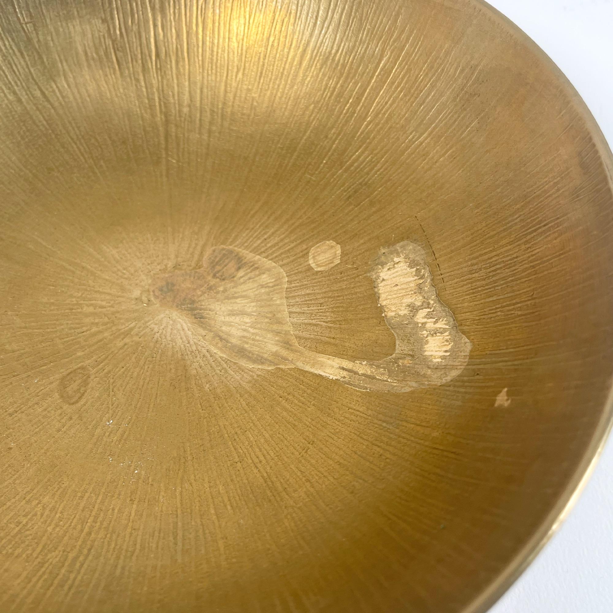 Bol en bronze doré des années 1960, pièce de décoration moderne du milieu du siècle dernier Bon état - En vente à PARIS, FR