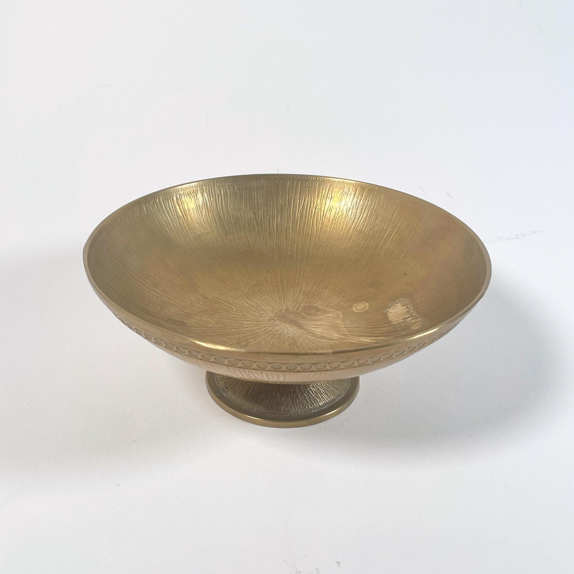 Bronze Bol en bronze doré des années 1960, pièce de décoration moderne du milieu du siècle dernier en vente