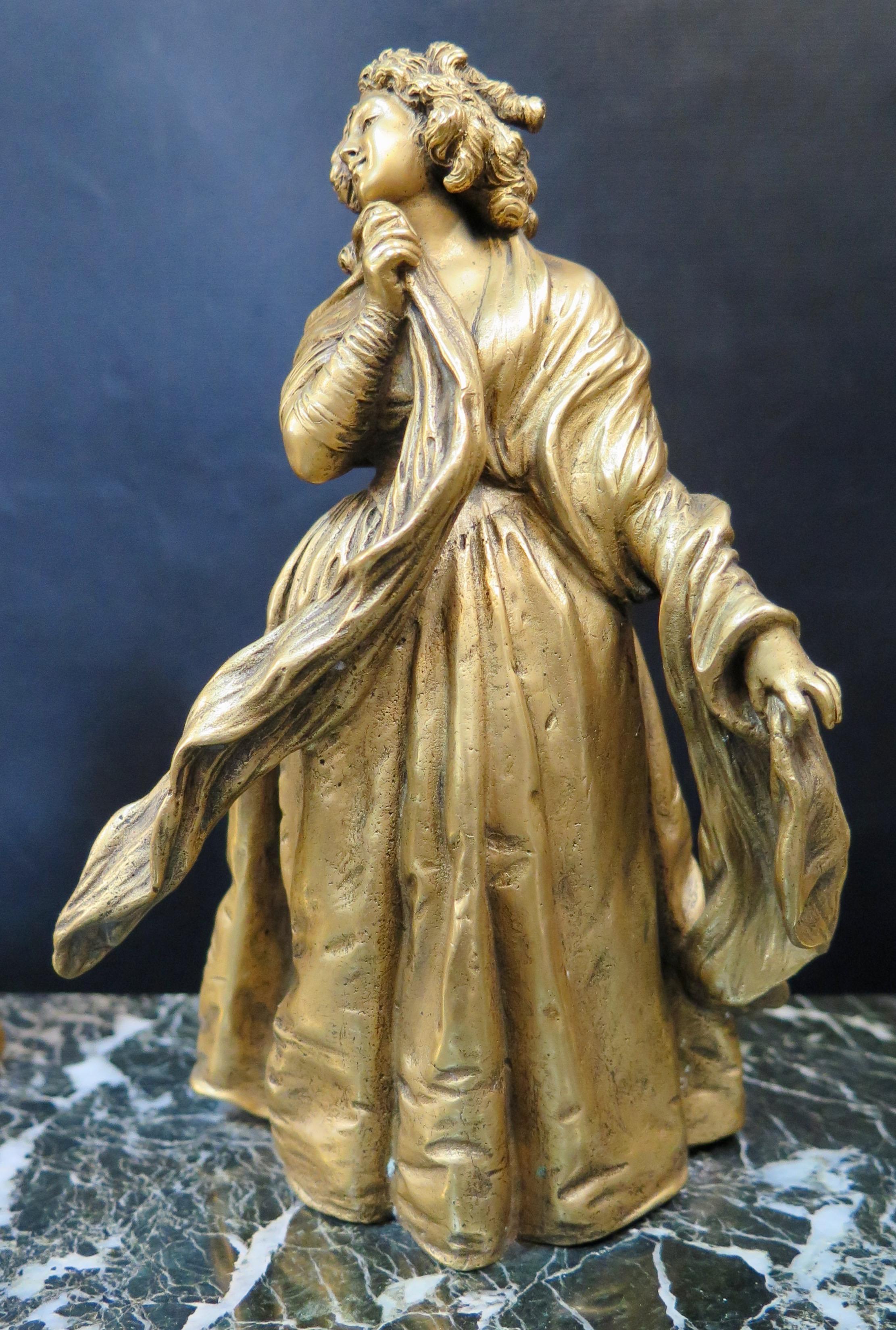 Cet encrier vintage du XIXe siècle est magnifiquement conçu avec un bronze doré sculpté détaillé rappelant la poétesse Elizabeth Barrett Browning. Le personnage est vêtu d'une robe drapée et tient autour de lui un long châle fluide. Deux encriers