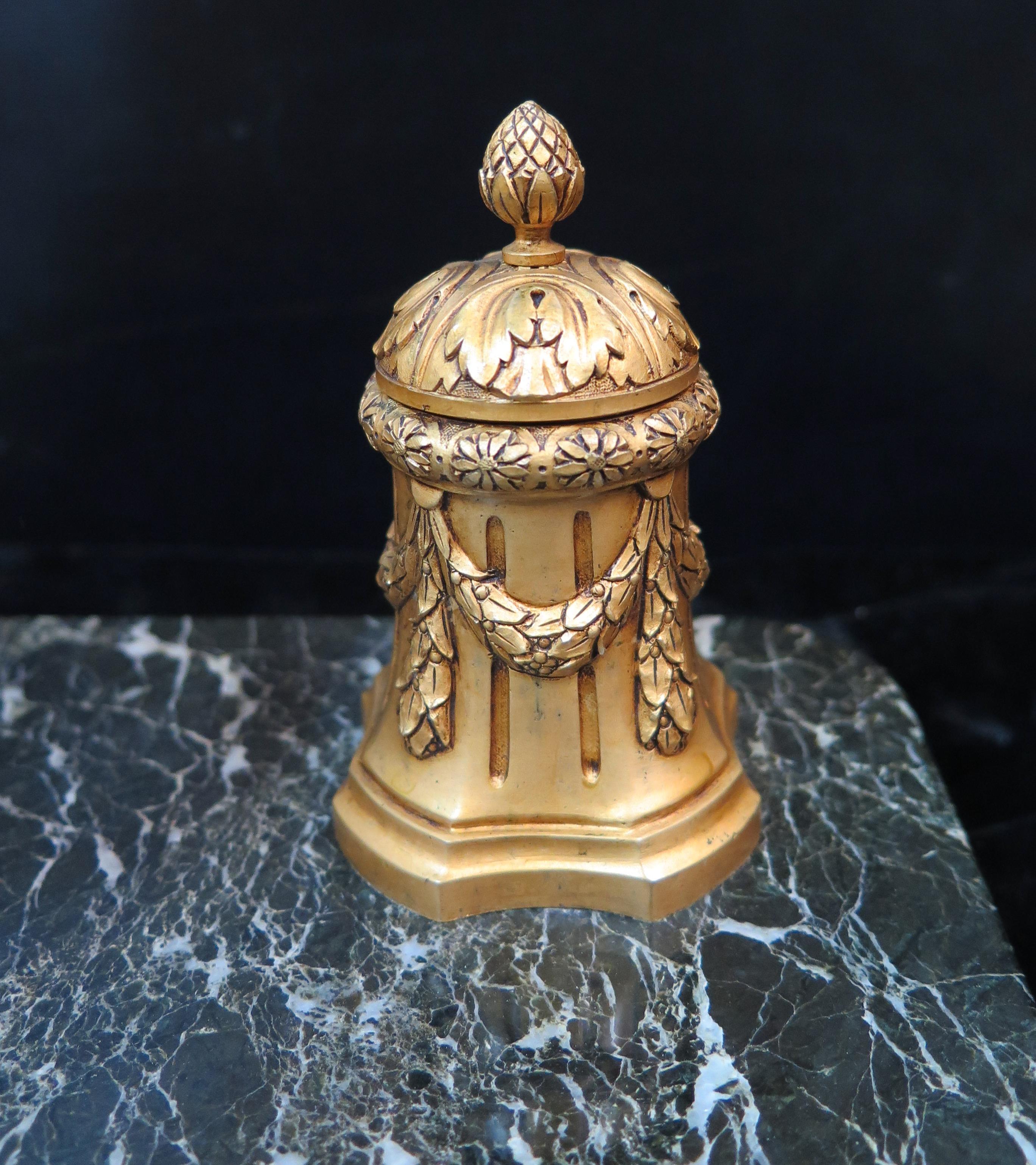 Vintage Gilt Bronze and Marble Inkwell In Good Condition For Sale In Bronx, NY