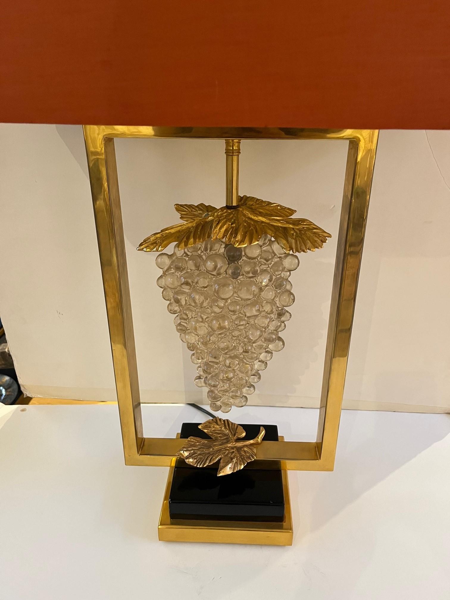 Grande lampe de table vintage en bronze doré avec grappe de raisin en verre de Murano et volumineux abat-jour en lin orange brûlé inclus, abat-jour laminé avec feuille d'or, petite tache d'eau sur la face avant.