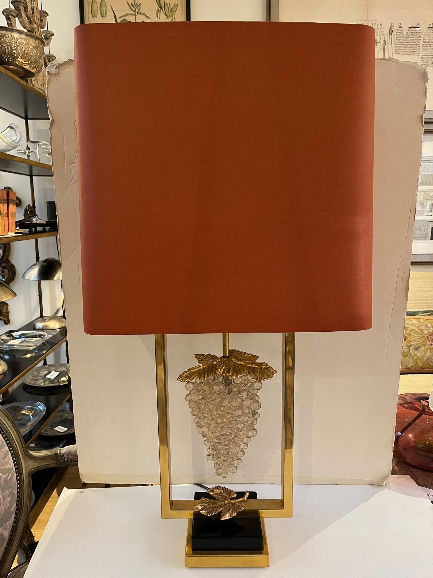 Américain Lampe de bureau vintage en bronze doré avec grappe de raisins de Murano en vente