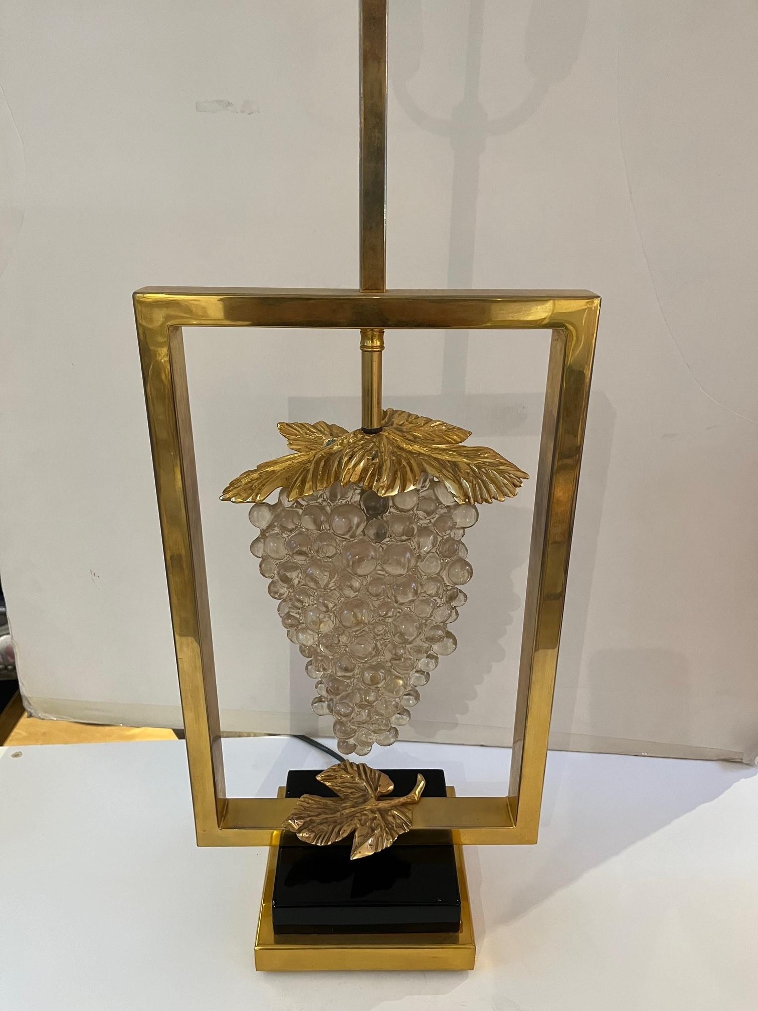 Milieu du XXe siècle Lampe de bureau vintage en bronze doré avec grappe de raisins de Murano en vente