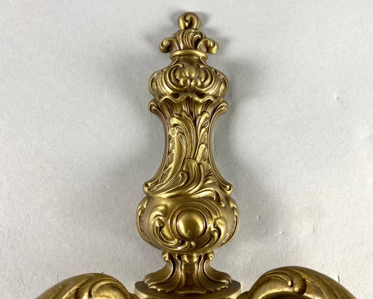 Vintage Wandlampe aus vergoldeter Bronze Doppelarmige Wandleuchte (Barock) im Angebot