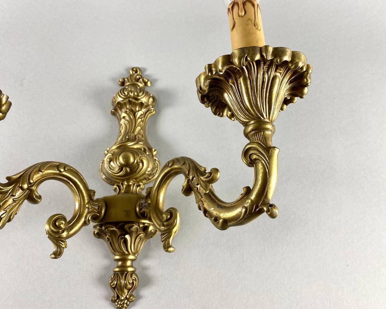 Vintage Wandlampe aus vergoldeter Bronze Doppelarmige Wandleuchte im Angebot 1