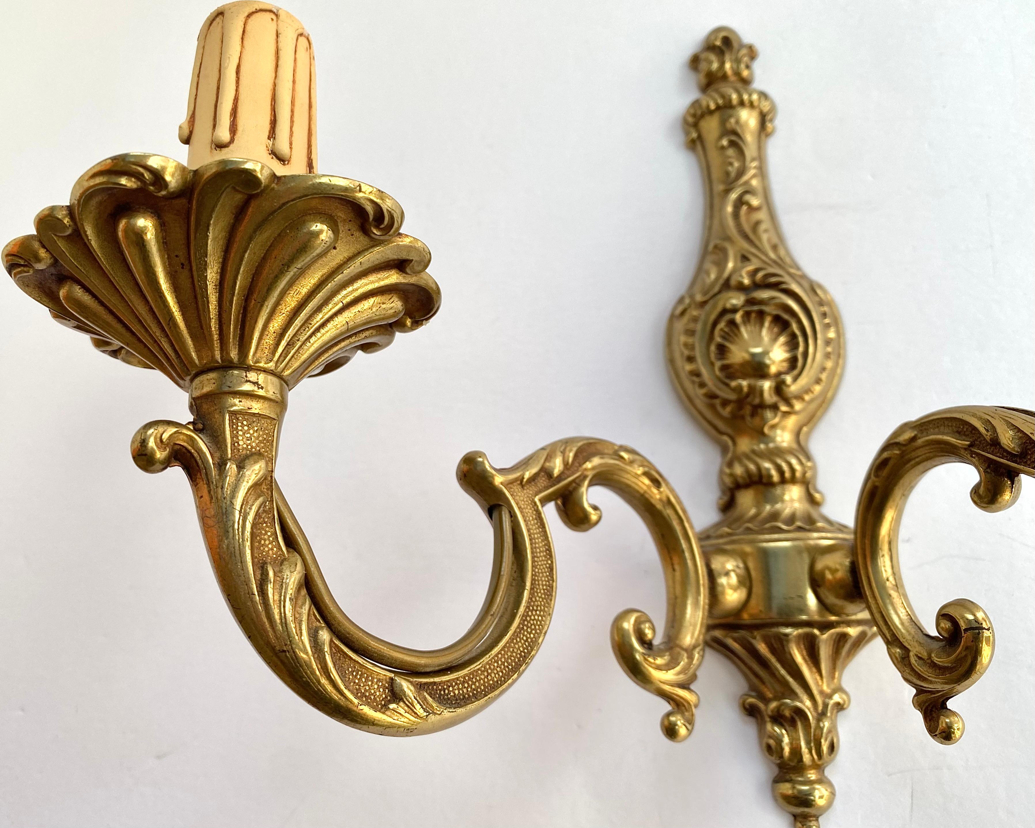 Baroque Applique murale vintage en bronze doré au design de candélabre, France, années 1960 en vente