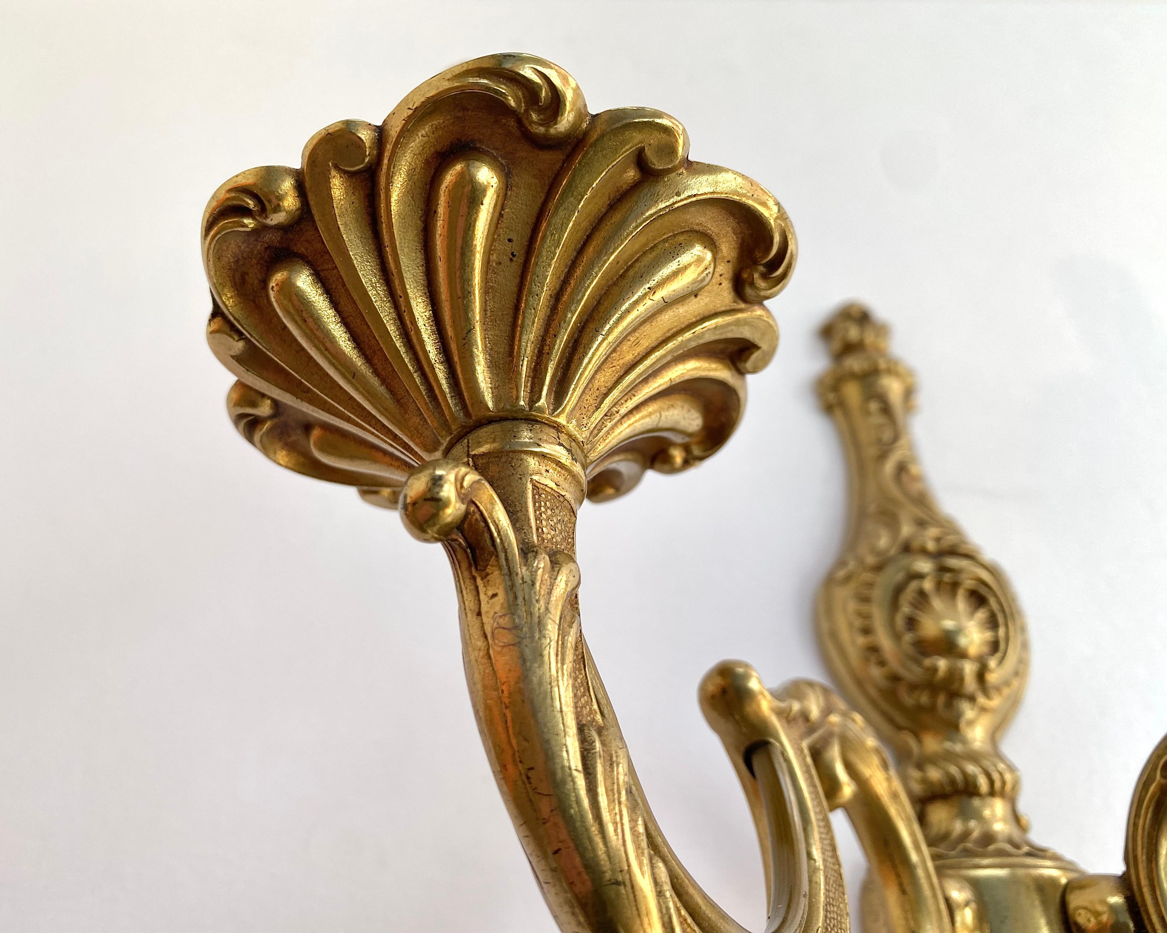 Français Applique murale vintage en bronze doré au design de candélabre, France, années 1960 en vente