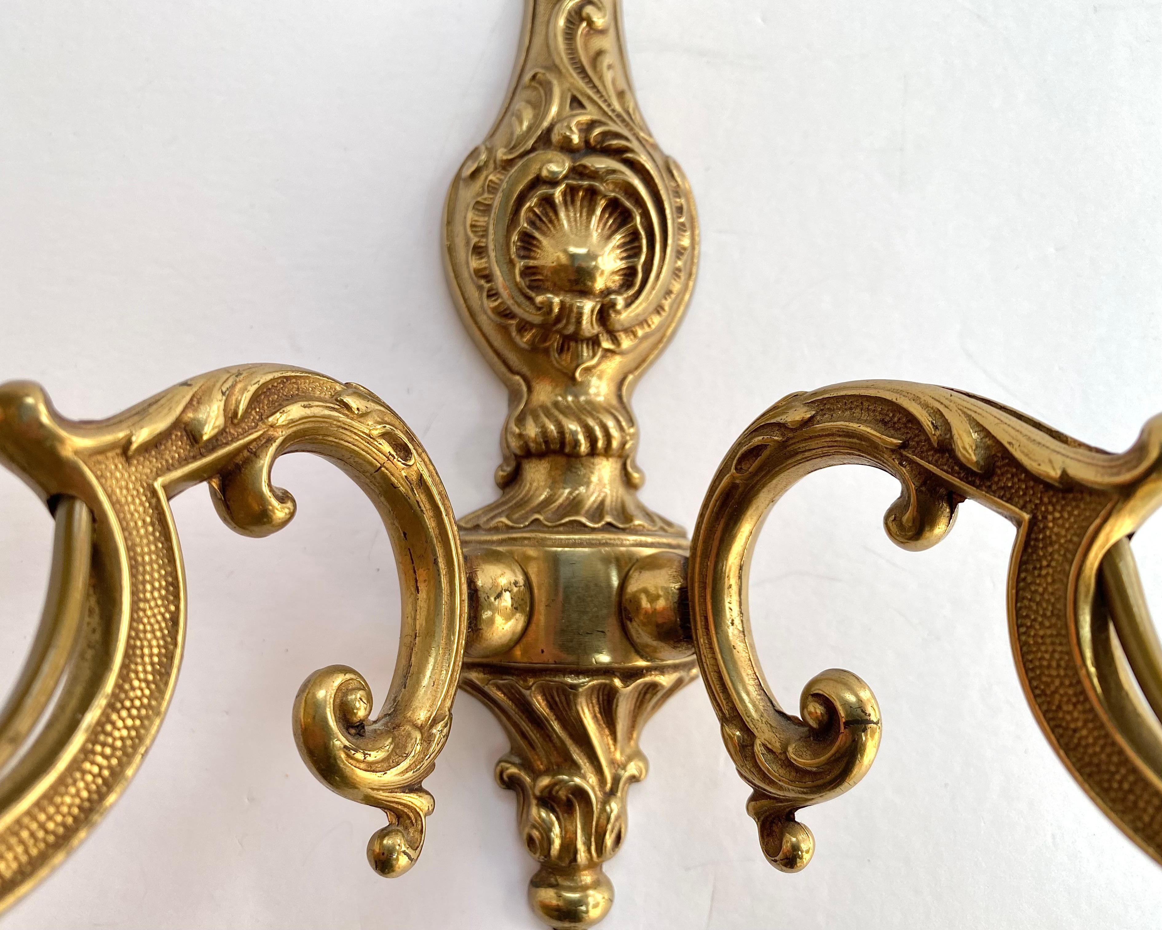 Milieu du XXe siècle Applique murale vintage en bronze doré au design de candélabre, France, années 1960 en vente