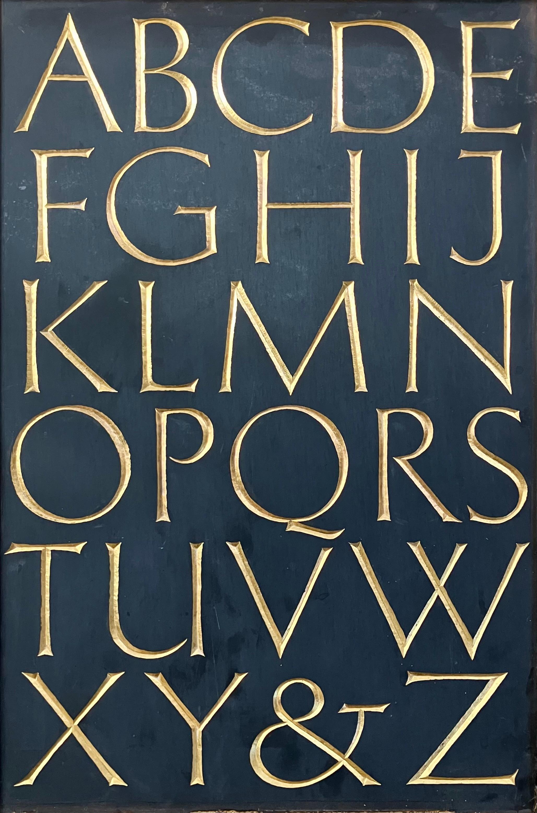 Vintage vergoldet geschnitzt Schiefer Alphabet. Vintage American schwarzem Schiefer Primer mit römischen Typ Großbuchstaben geschnitzt und vergoldet in Gold lackiert Holzrahmen. Vereinigte Staaten 1970er Jahre

Abmessungen: 19,13