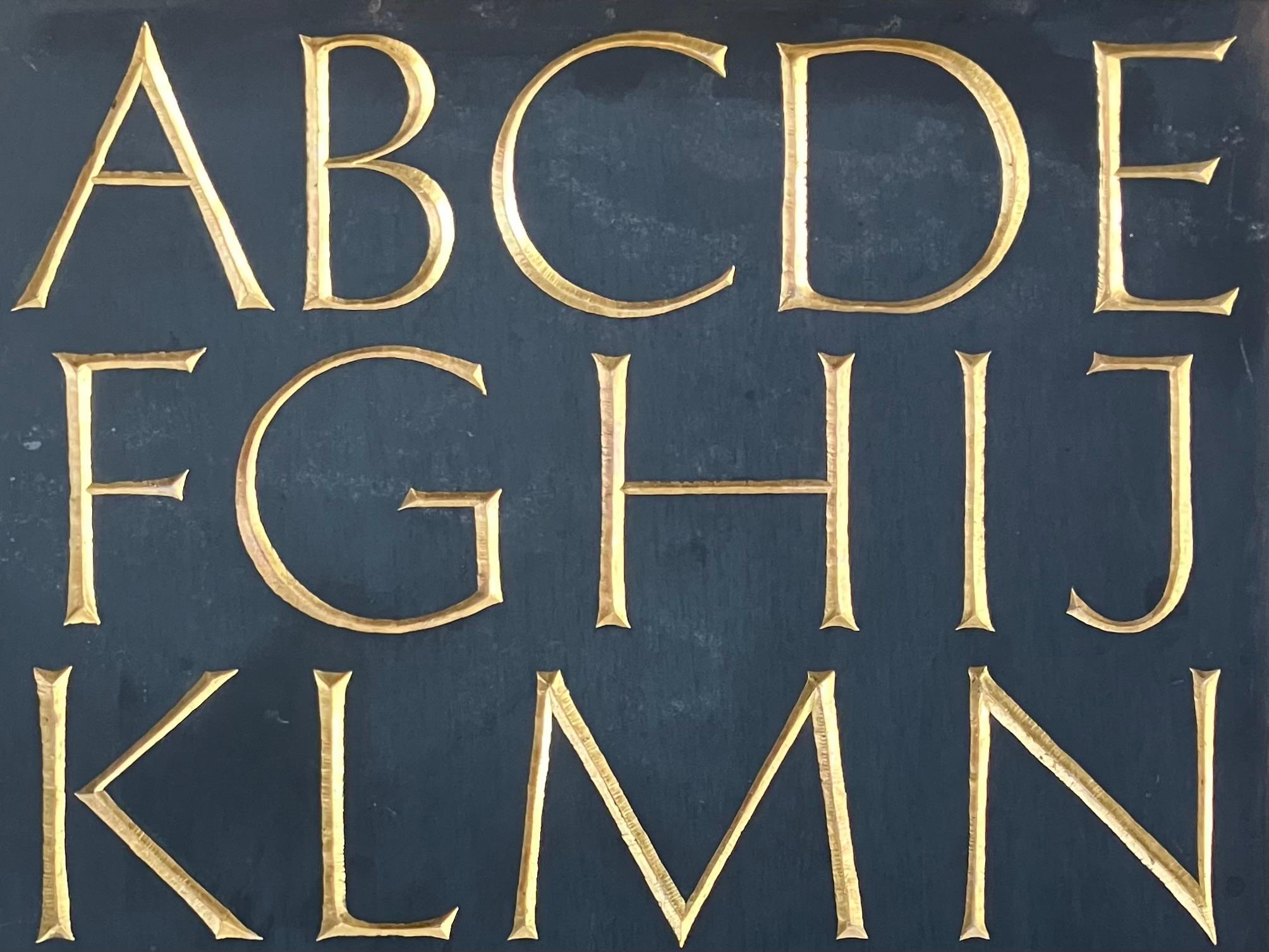 Vintage vergoldet geschnitzt Schiefer Alphabet (amerikanisch) im Angebot
