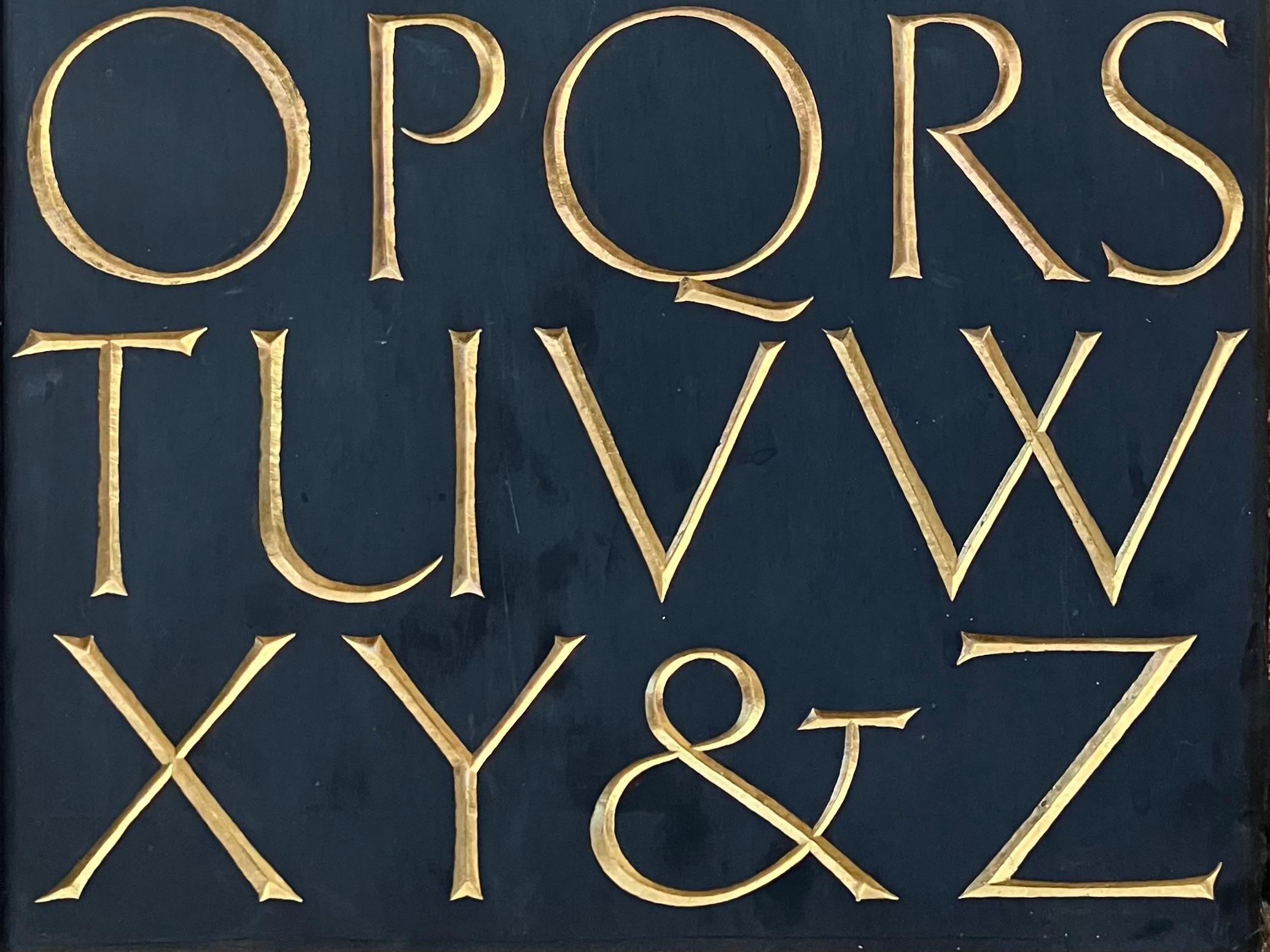 Vintage vergoldet geschnitzt Schiefer Alphabet (Vergoldet) im Angebot