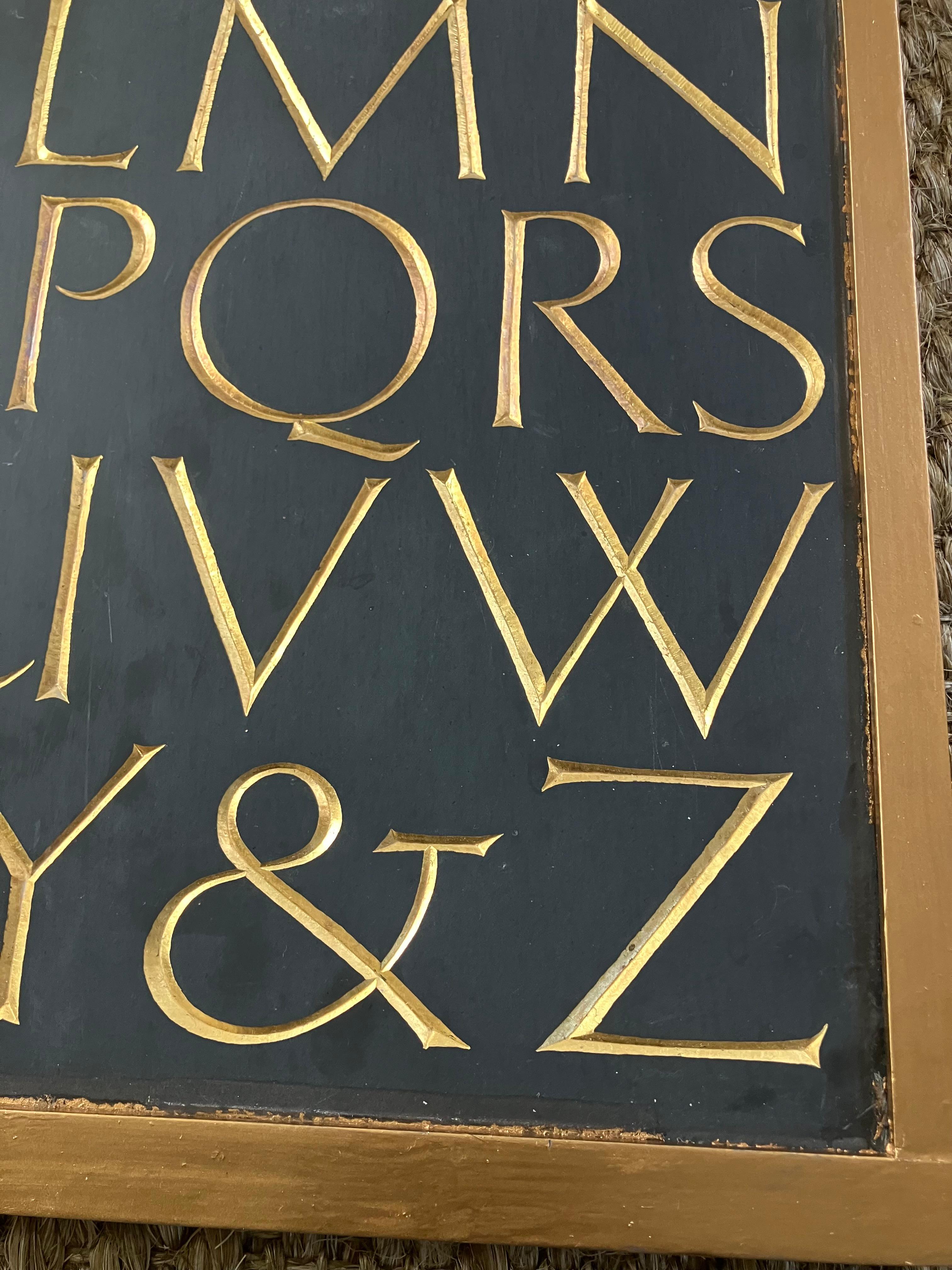Vintage vergoldet geschnitzt Schiefer Alphabet im Zustand „Gut“ im Angebot in New York, NY