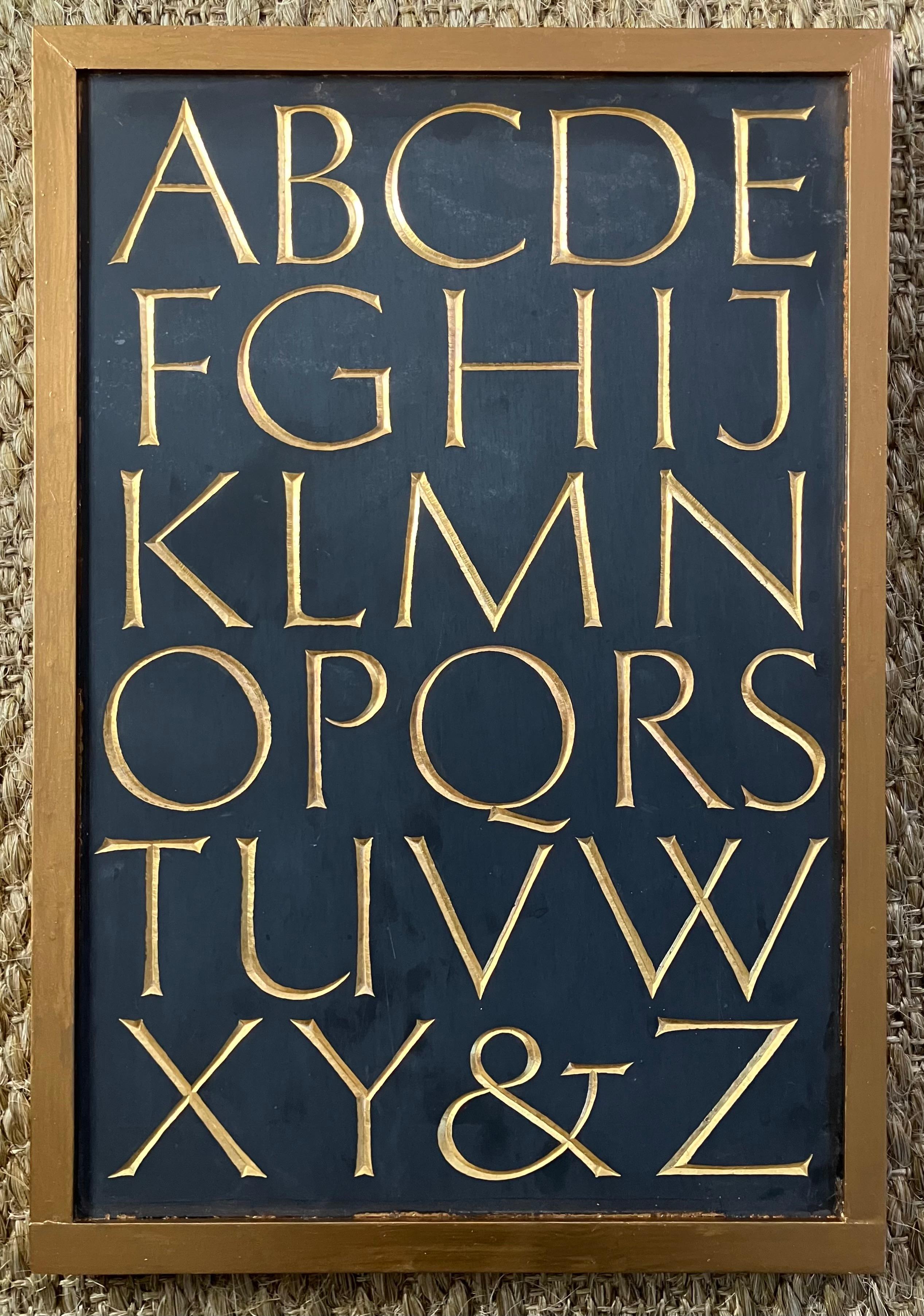 Vintage vergoldet geschnitzt Schiefer Alphabet (Ende des 20. Jahrhunderts) im Angebot