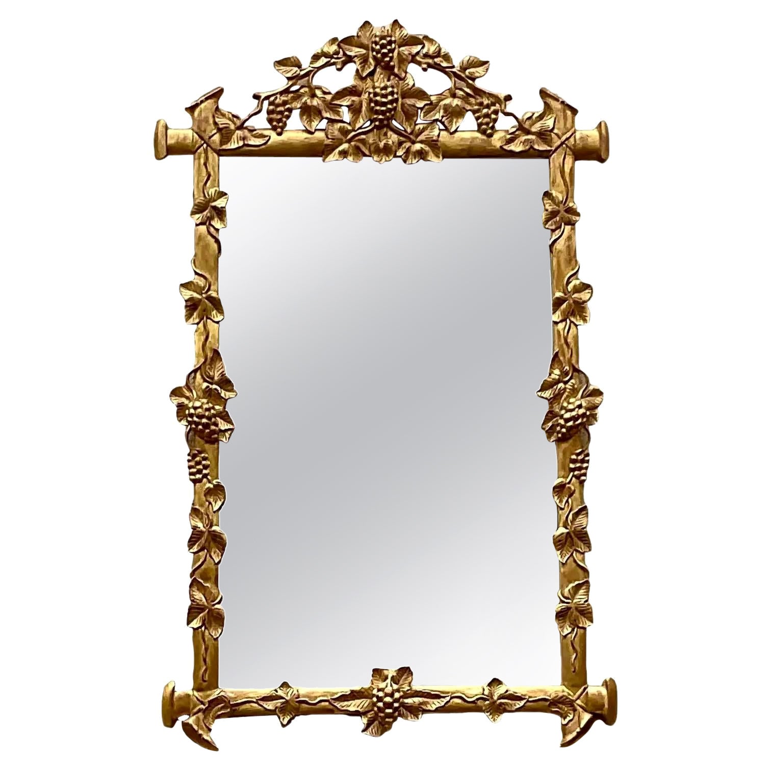 Vieux miroir en bois sculpté et doré