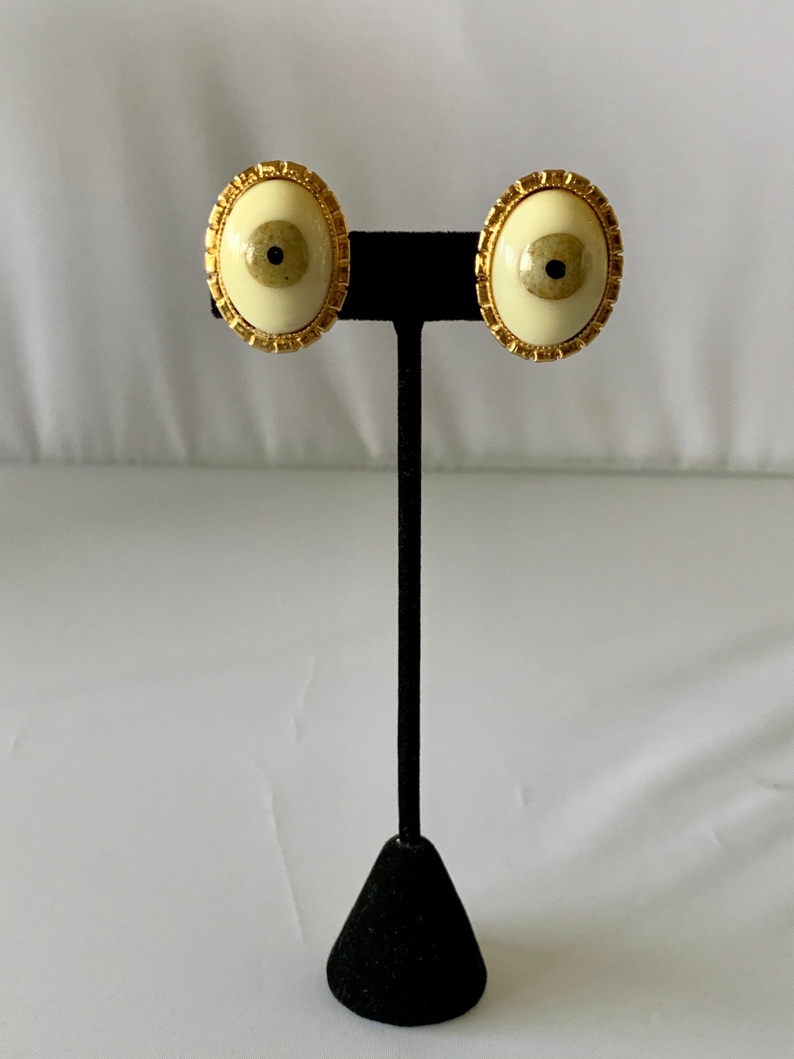 Vintage surrealist statement clip-on earrings comprised out of gilt metal featuring glass taxidermy eyes, by William de Lillo circa 1970. 