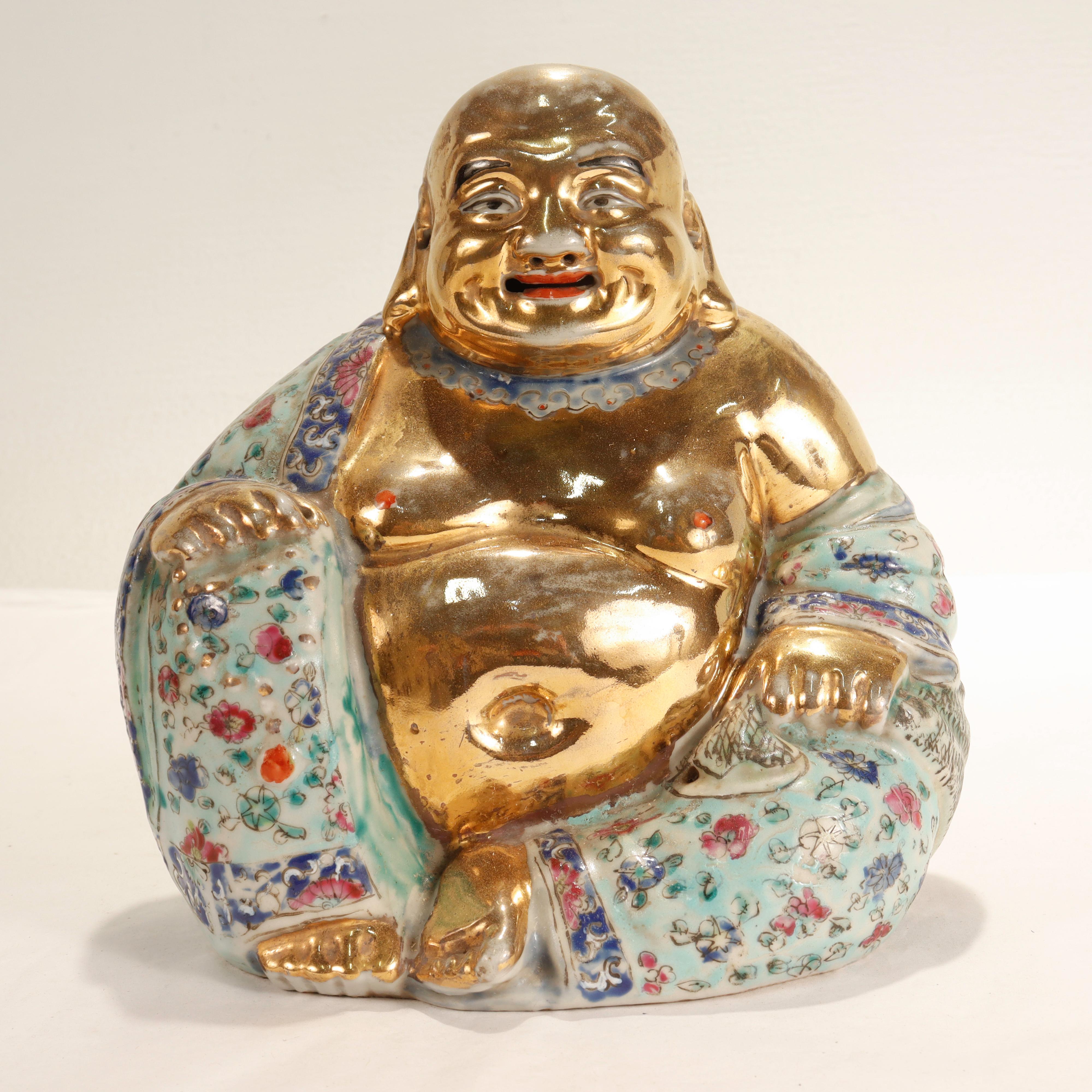 Una fina estatua de porcelana china de época.

En forma de Luohan o Arhat, con túnica de familia verte y cuerpo dorado.

El reverso conserva una pegatina de Lorin Marsh Ltd. 

Sencillamente, ¡un maravilloso Buda de porcelana de la época de la