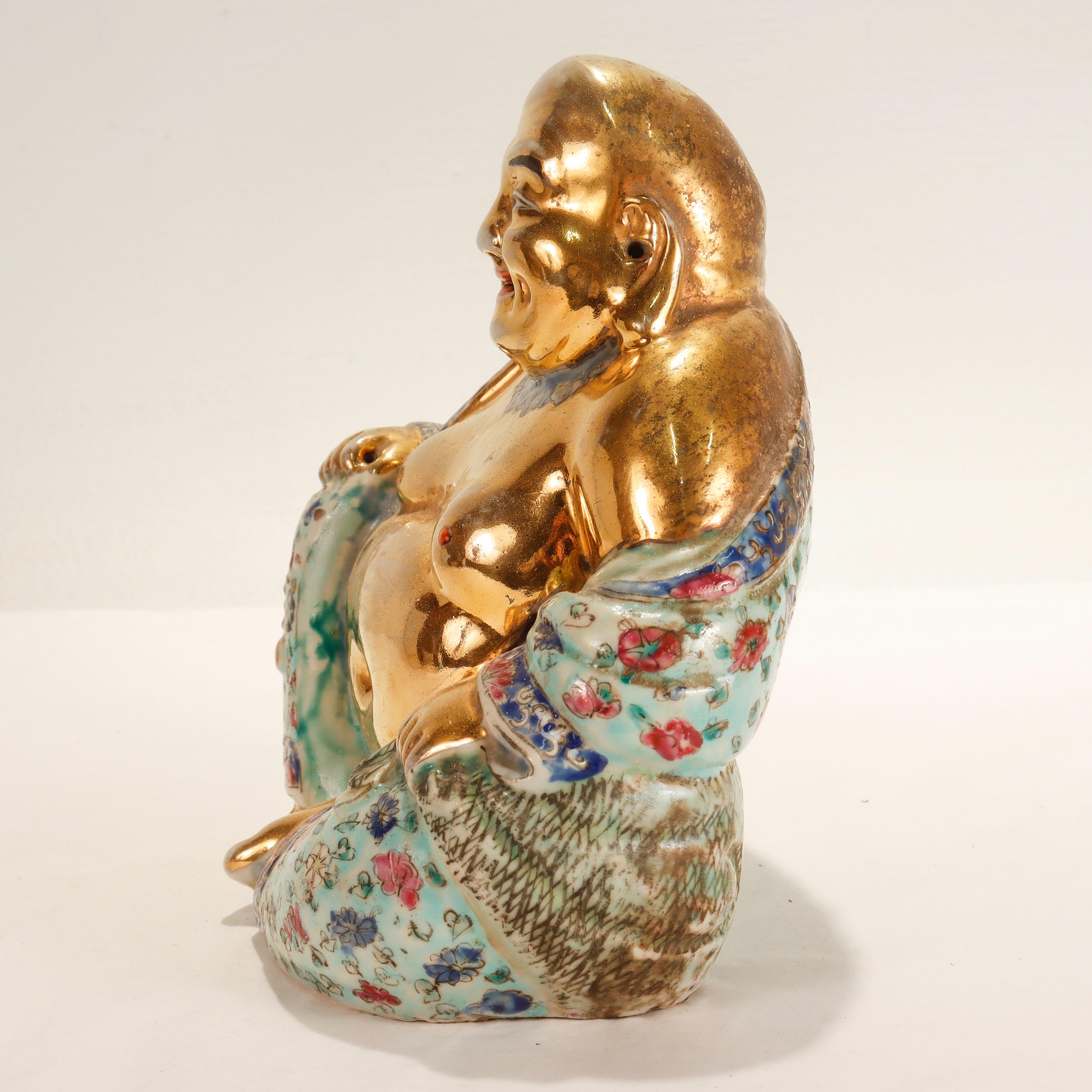 Buda/Luohan sentado de porcelana china vintage dorada Famille Verte Ex-Lorin Marsh Chino en venta