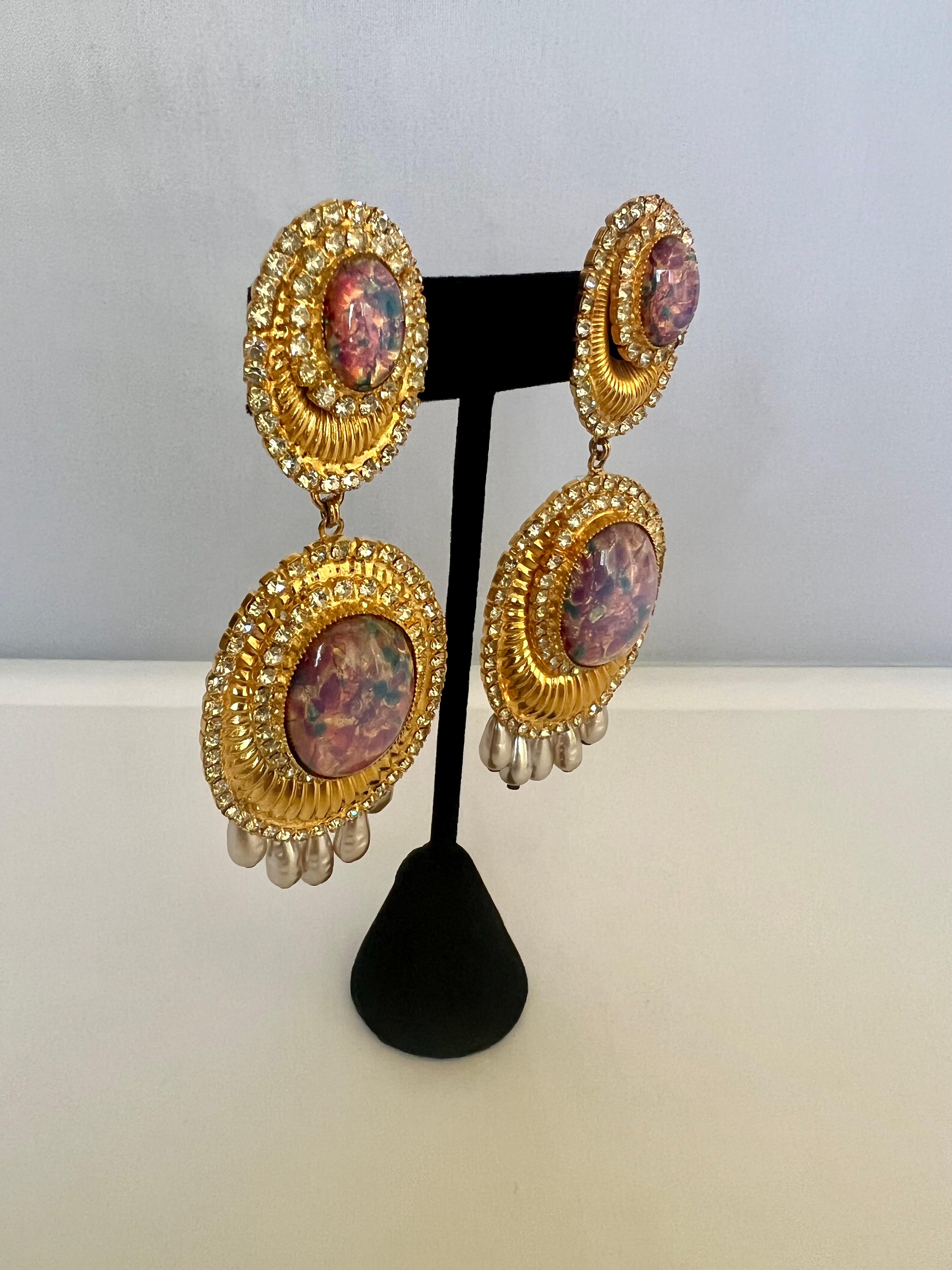 Vergoldete Vintage-Ohrringe aus Diamanten, Opal und Perlen von William de Lillo  für Damen oder Herren im Angebot