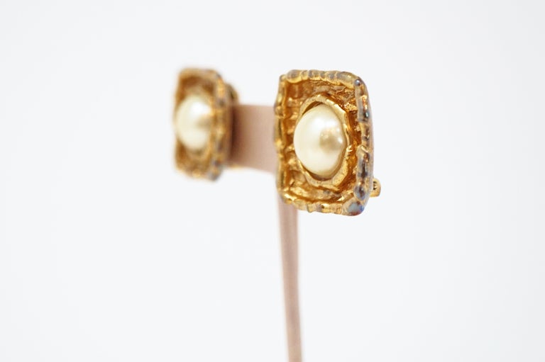 Vintage Gilt & Faux Mabe Pearl Statement Earrings, In The Style of Chanel For Sale 5