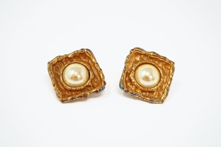 Vintage Gilt & Faux Mabe Pearl Statement Earrings, In The Style of Chanel In Good Condition For Sale In Los Angeles, CA