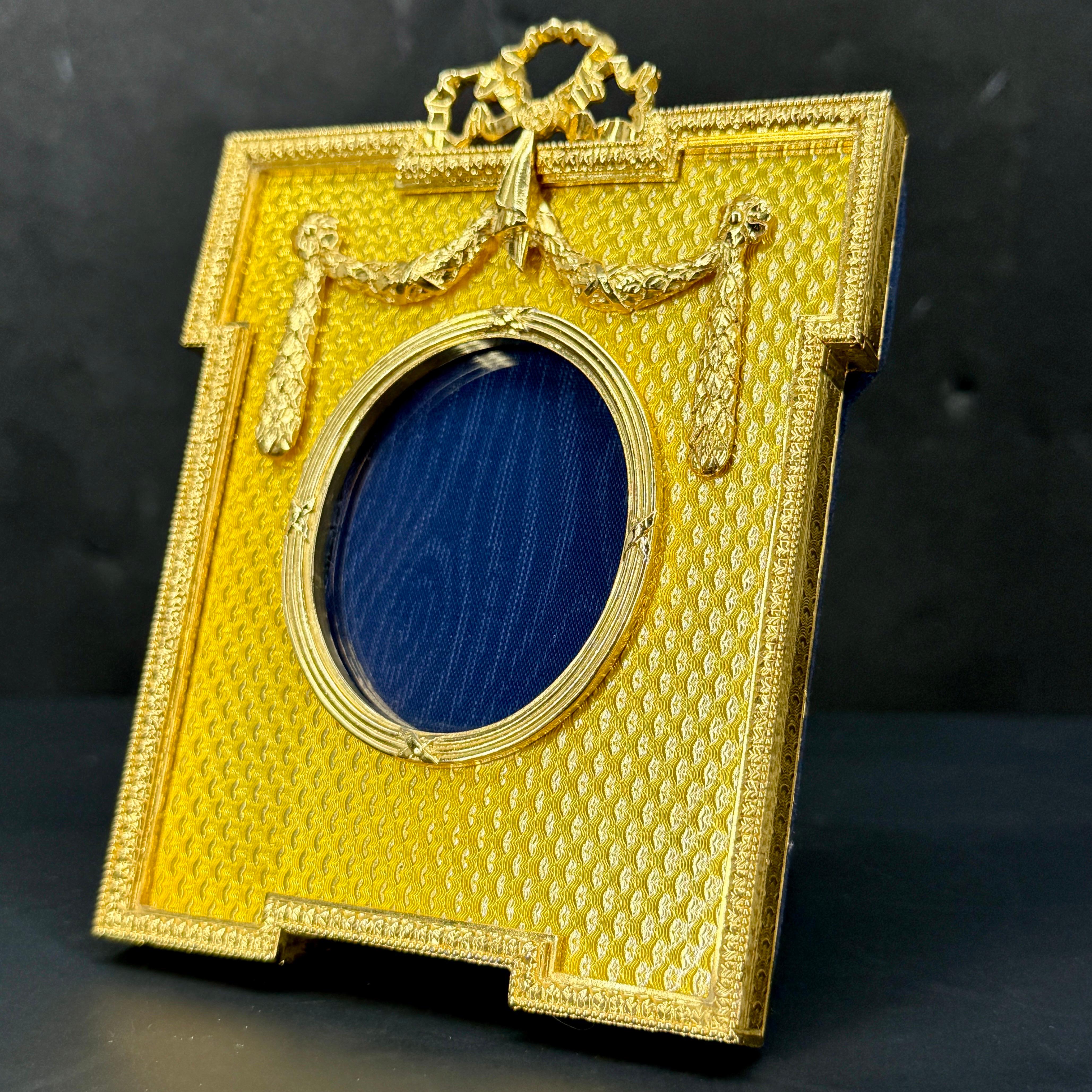 Smaltato Portafoto d'epoca con smalto guilloché dorato di Kitney & Co. in vendita