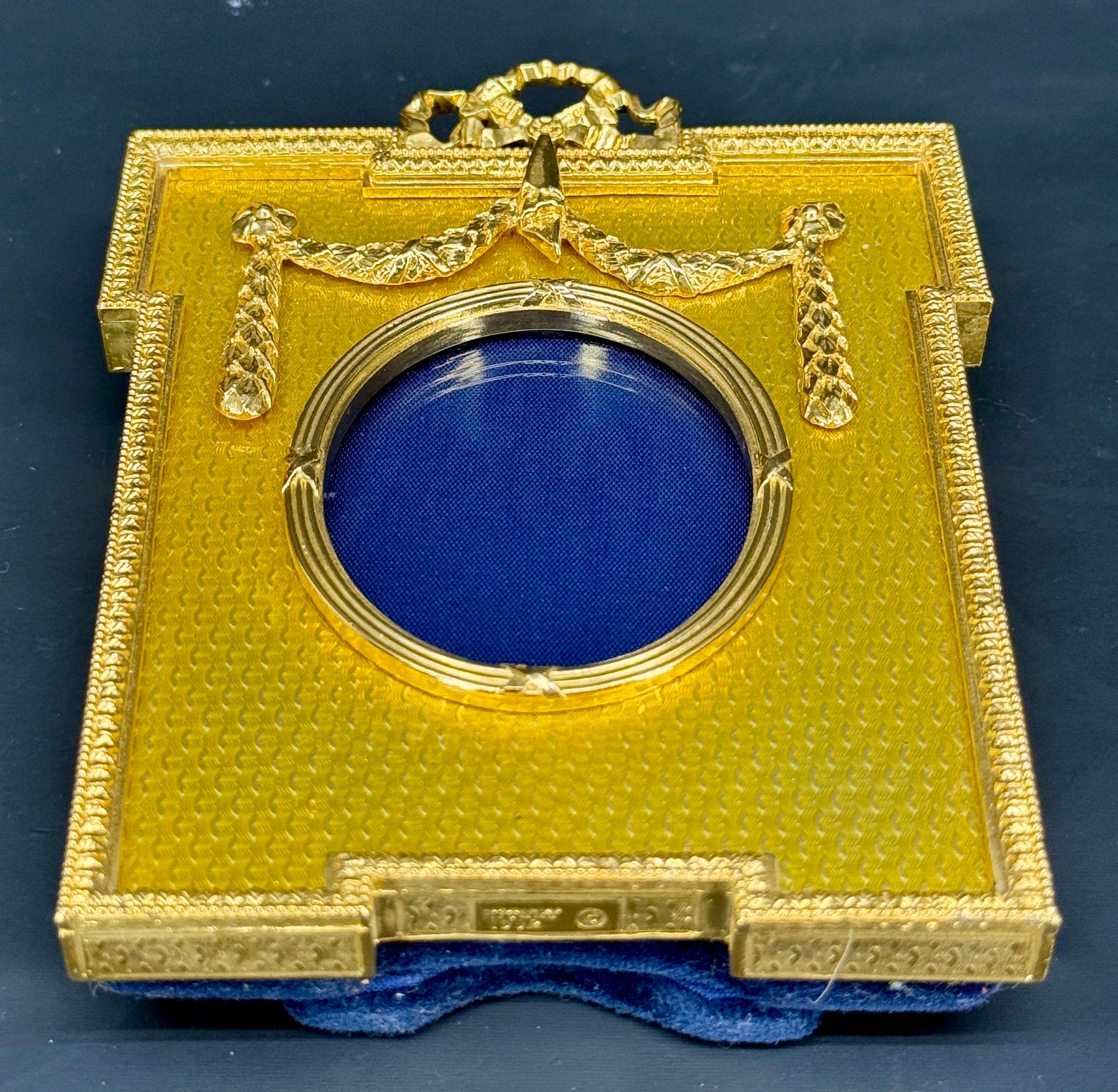 XX secolo Portafoto d'epoca con smalto guilloché dorato di Kitney & Co. in vendita