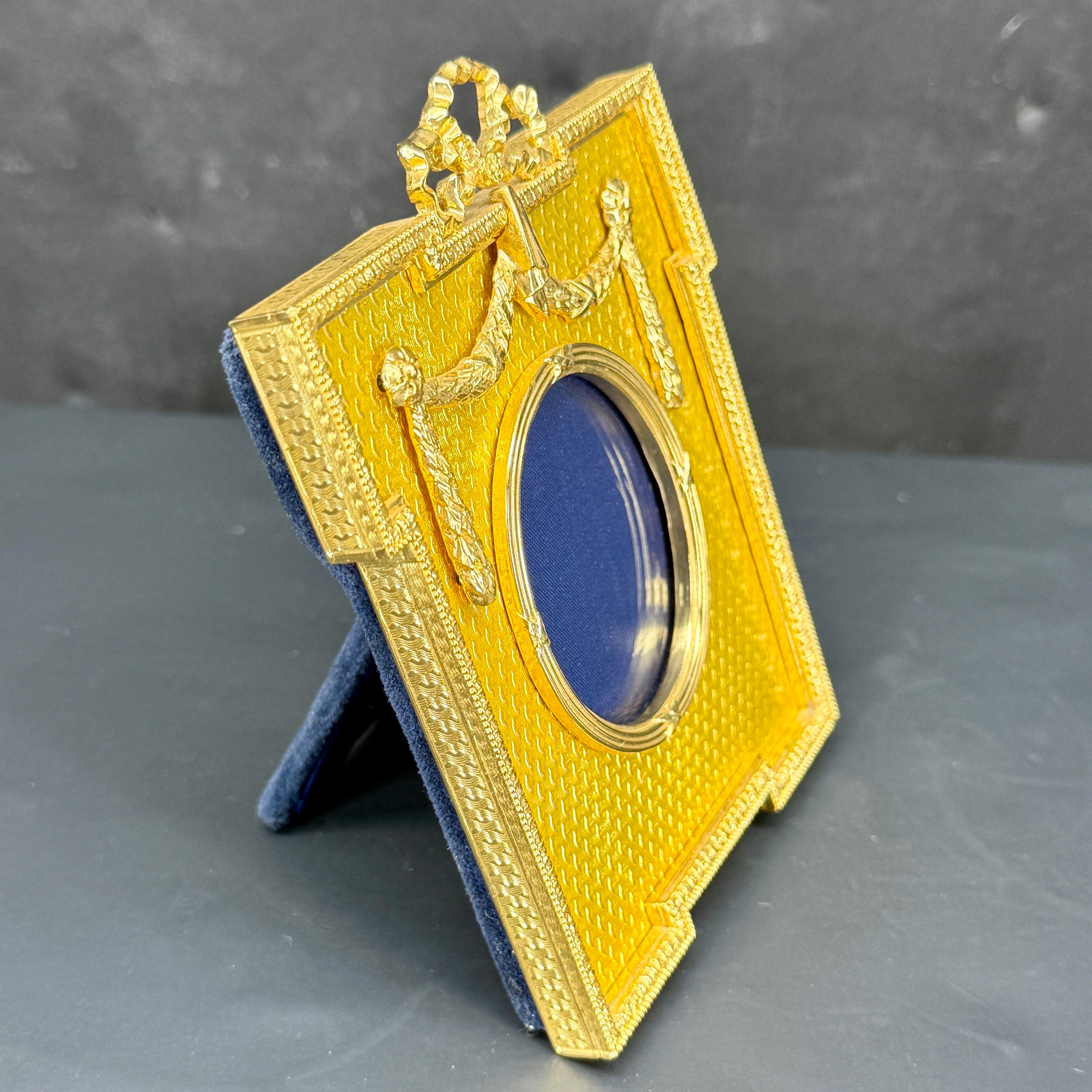 Metallo Portafoto d'epoca con smalto guilloché dorato di Kitney & Co. in vendita