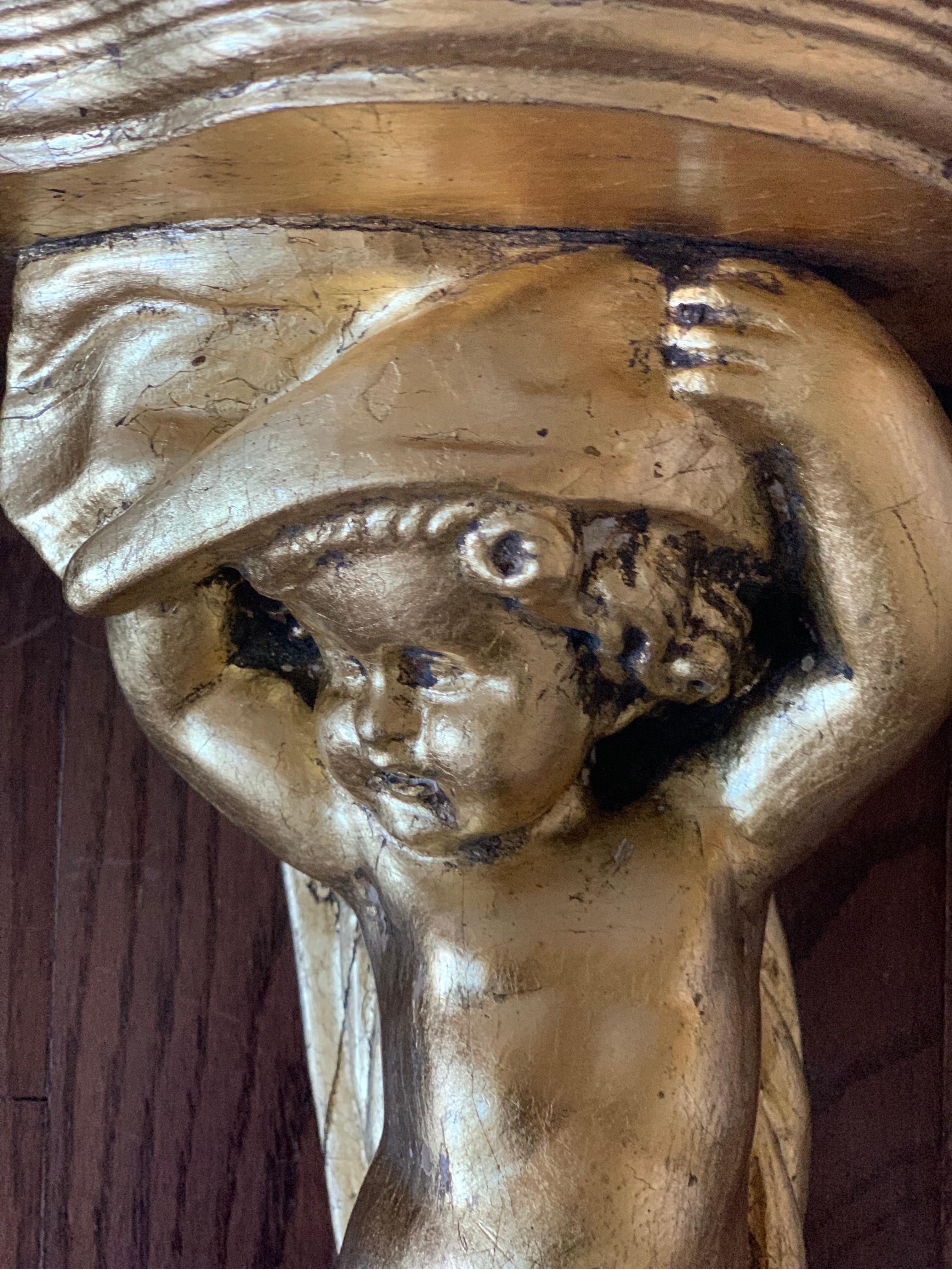 Vergoldete, handgeschnitzte Putten-Cherub-Wandhalterungen, Paar (Europäisch)