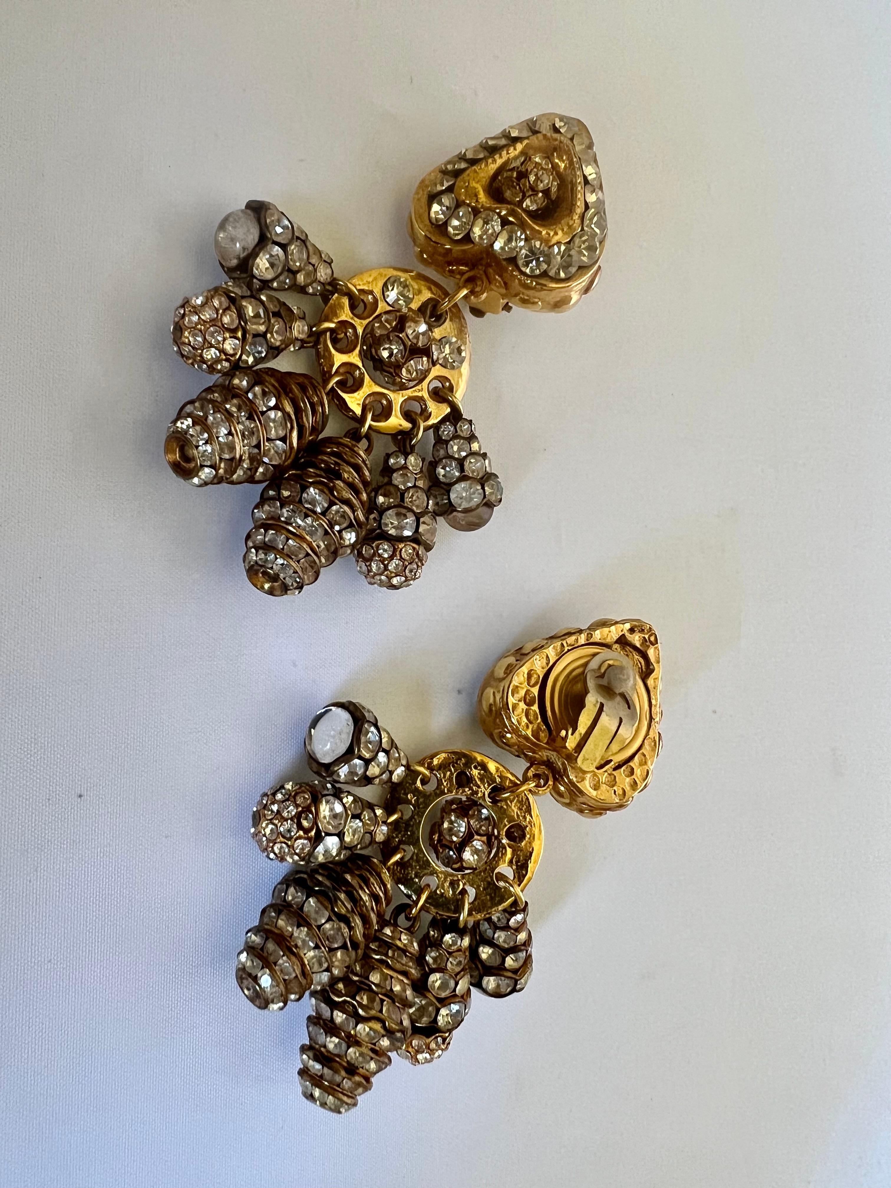 Boucles d'oreilles vintage en métal doré en forme de cœur avec strass, réalisées en France vers 1980.