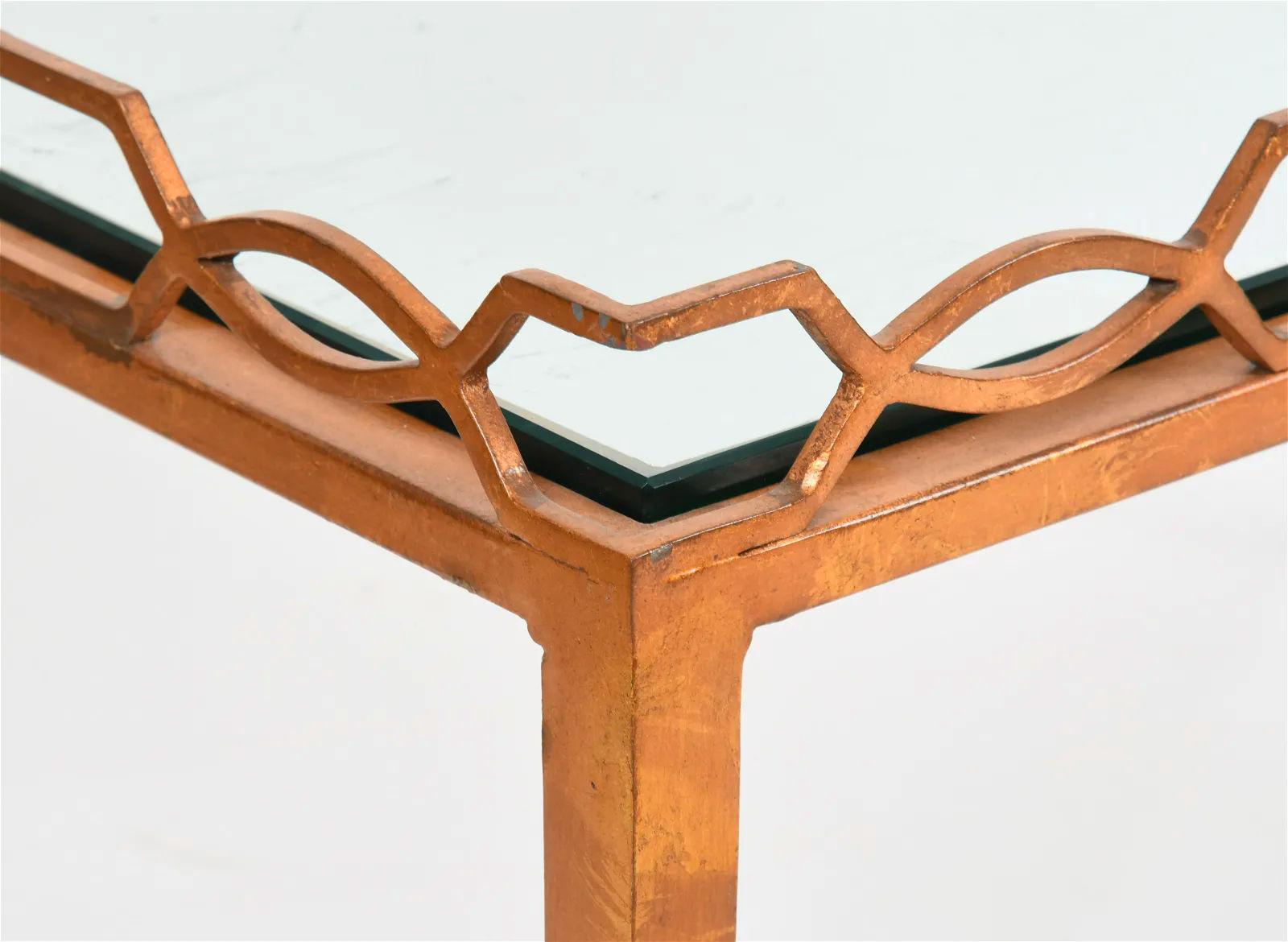 Mid-Century Modern Table basse vintage en fer doré et verre à la manière de la Maison Jansen en vente