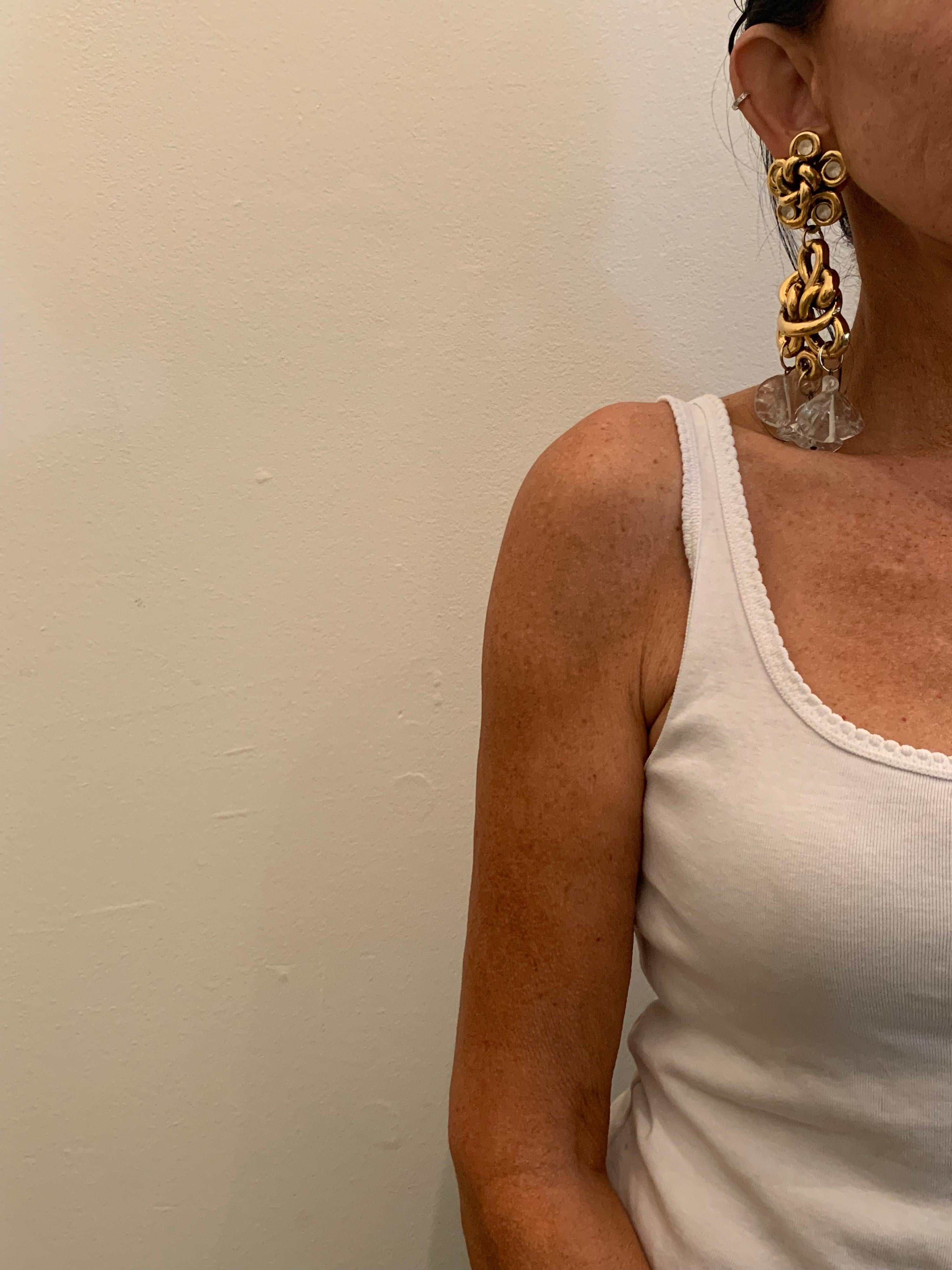 Sensationnelles boucles d'oreilles françaises vintage à clip, datant de 1980 - composées de segments en métal doré incrustés de faux diamants mélangés à des perles en verre trempé manipulées à la main qui donnent du mouvement à l'ensemble de la