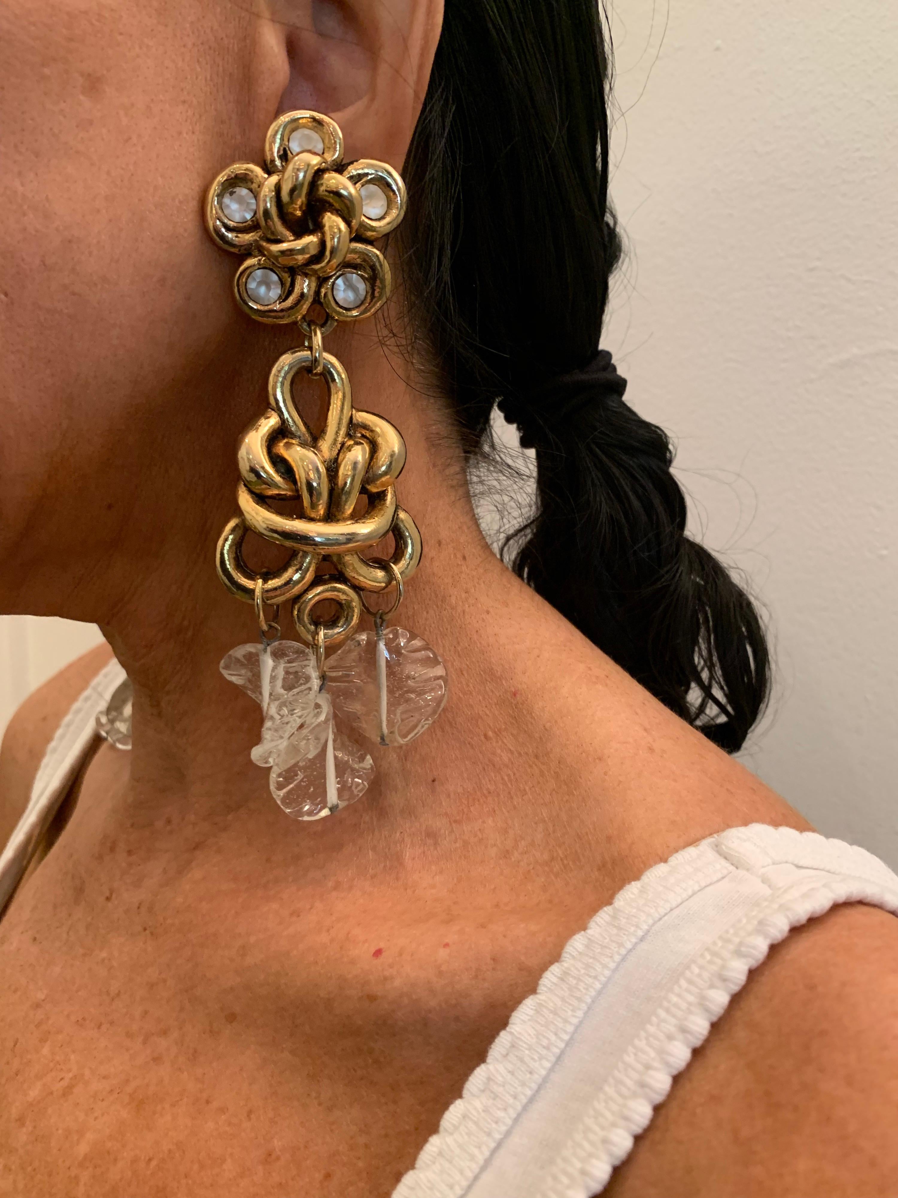 Boucles d'oreilles fantaisie françaises vintage nouées et dorées  Pour femmes en vente
