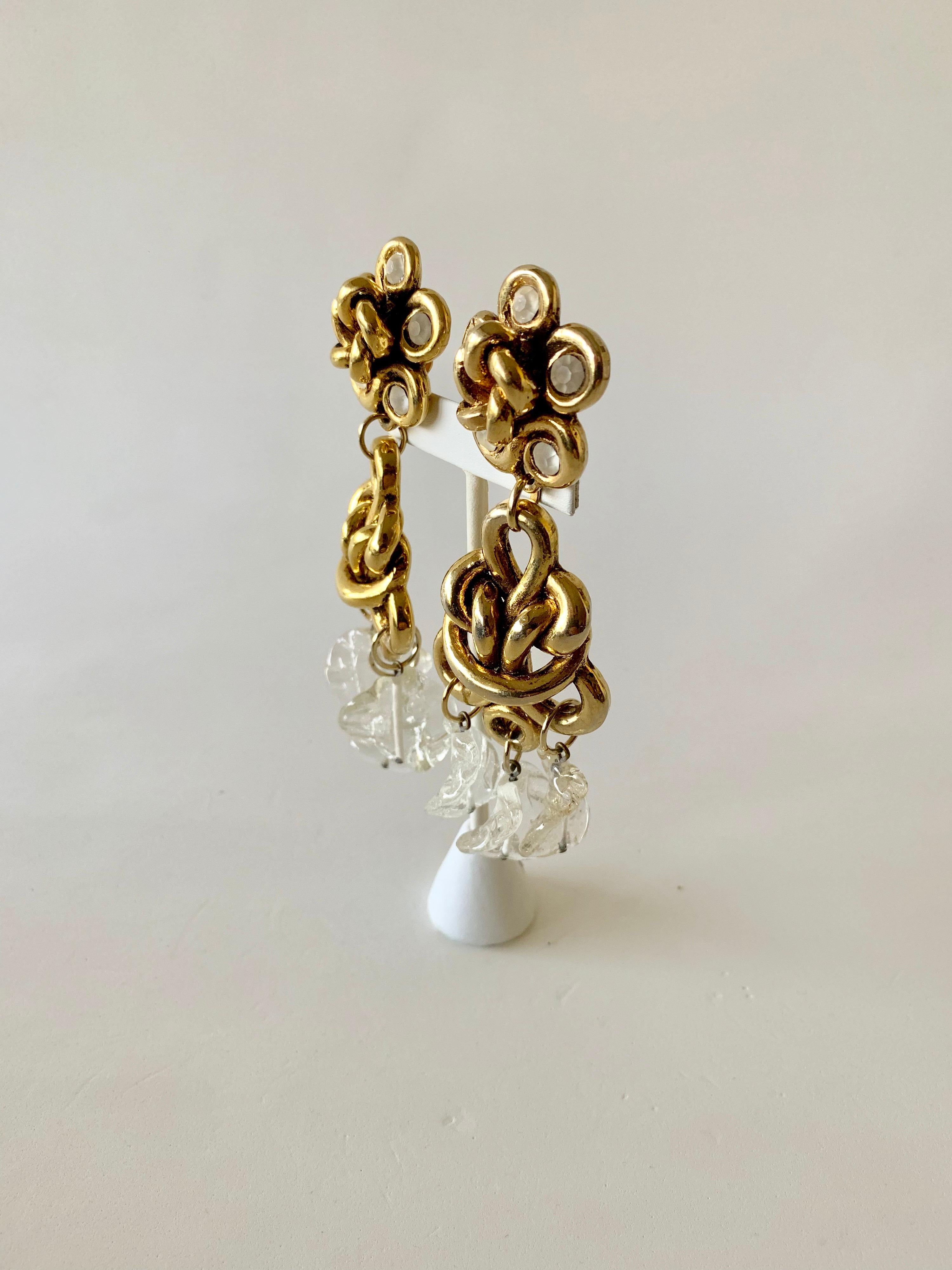 Boucles d'oreilles fantaisie françaises vintage nouées et dorées  en vente 3