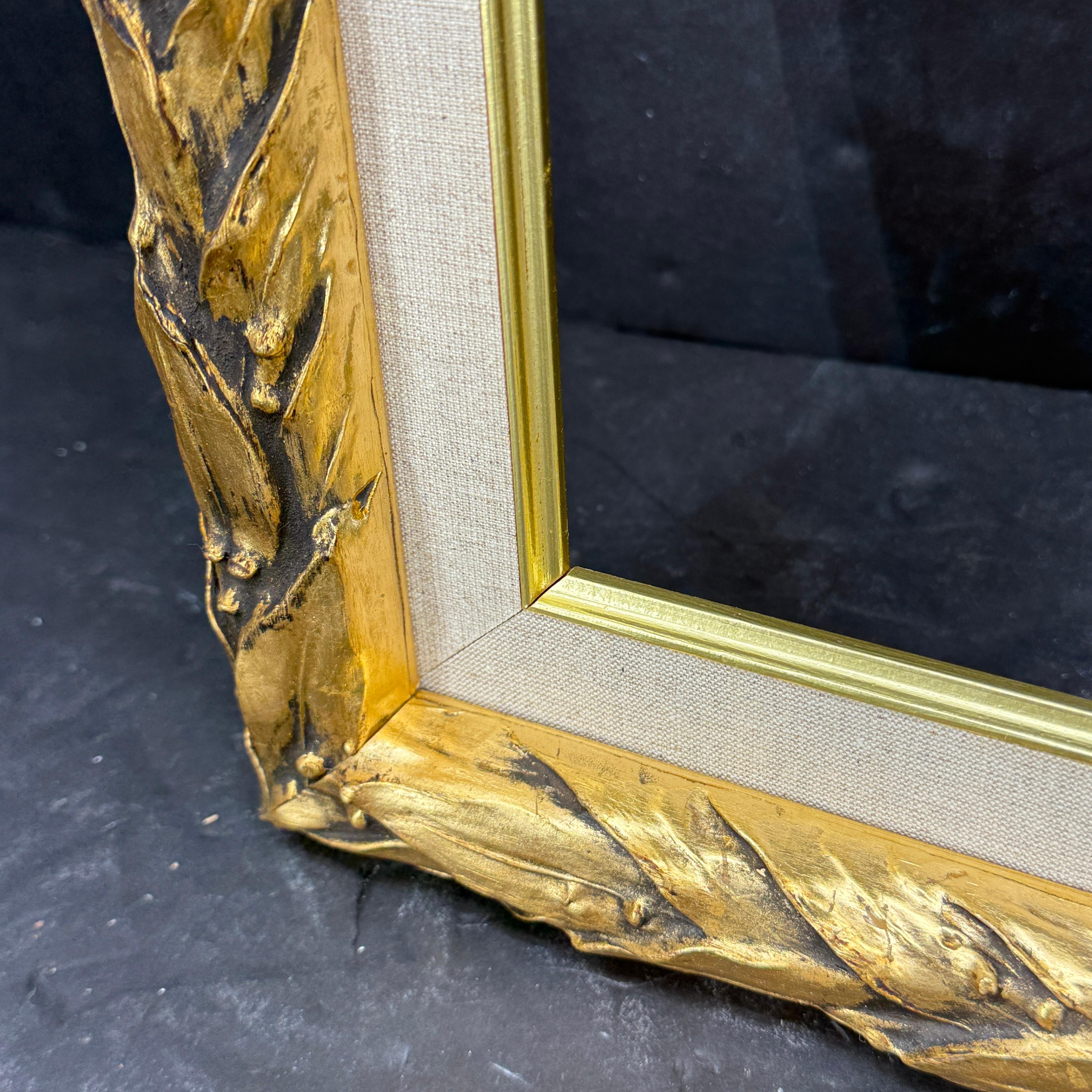 Cornice d'arte in legno rettangolare con corona d'alloro dorata d'epoca in vendita 4
