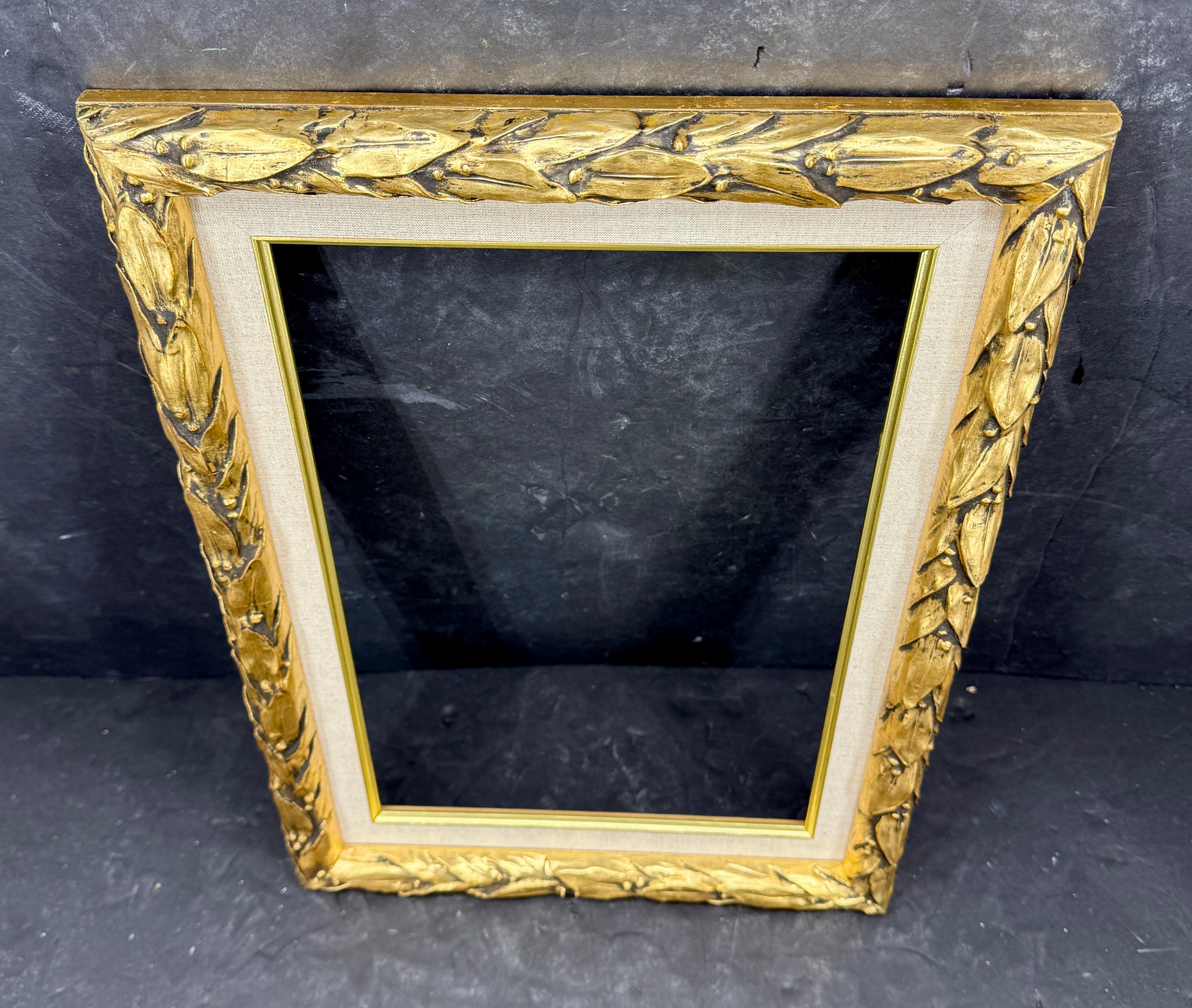 Un'incantevole cornice in legno in stile antico vintage, ornata da volute floreali e foglioline. Questa cornice è adatta alla maggior parte delle opere d'arte, tra cui stampe, acquerelli e dipinti a olio su tavola. La fodera è in lino color crema.