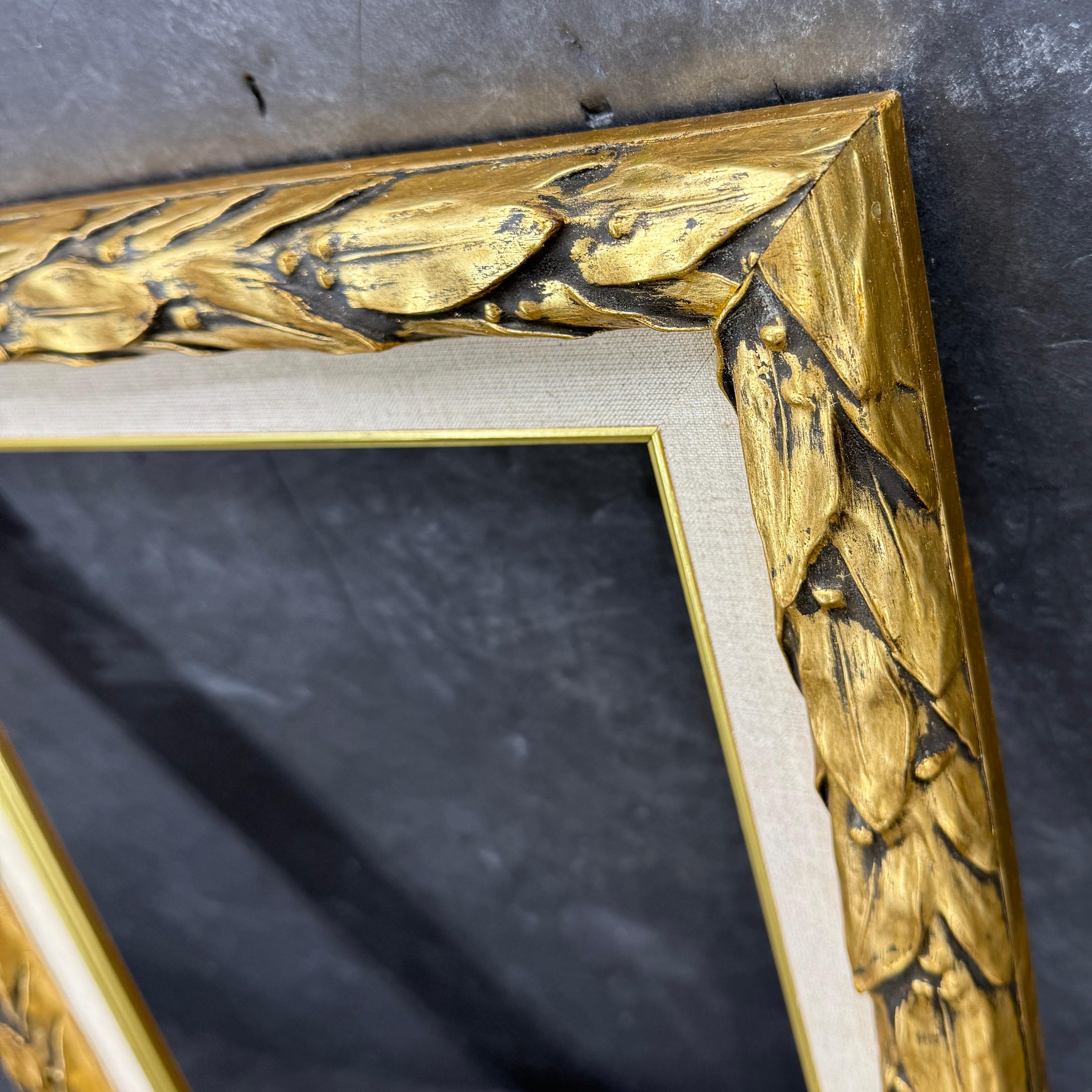 Europeo Cornice d'arte in legno rettangolare con corona d'alloro dorata d'epoca in vendita